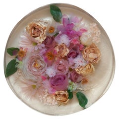 Plato acrílico contemporáneo para servir tartas con flores de seda