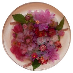 Plato acrílico contemporáneo para servir tartas con flores de seda