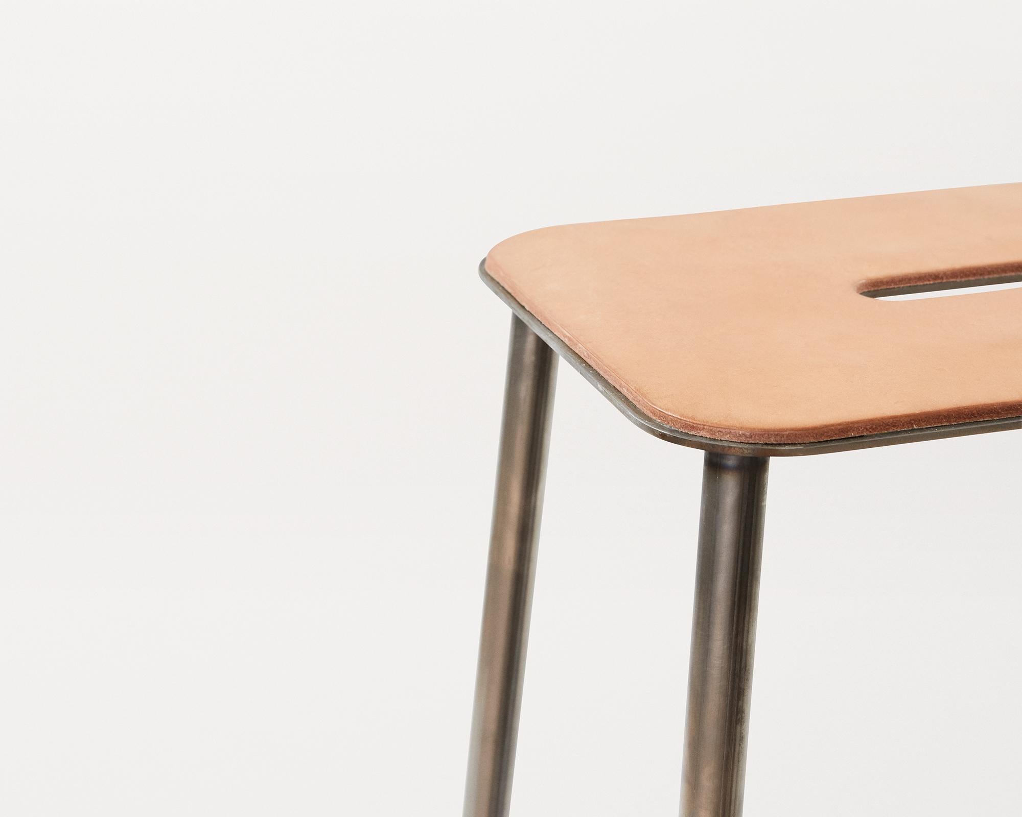 Scandinavo moderno FRAMA Sgabello Adam di design scandinavo in pelle con struttura in acciaio grezzo H76 in vendita