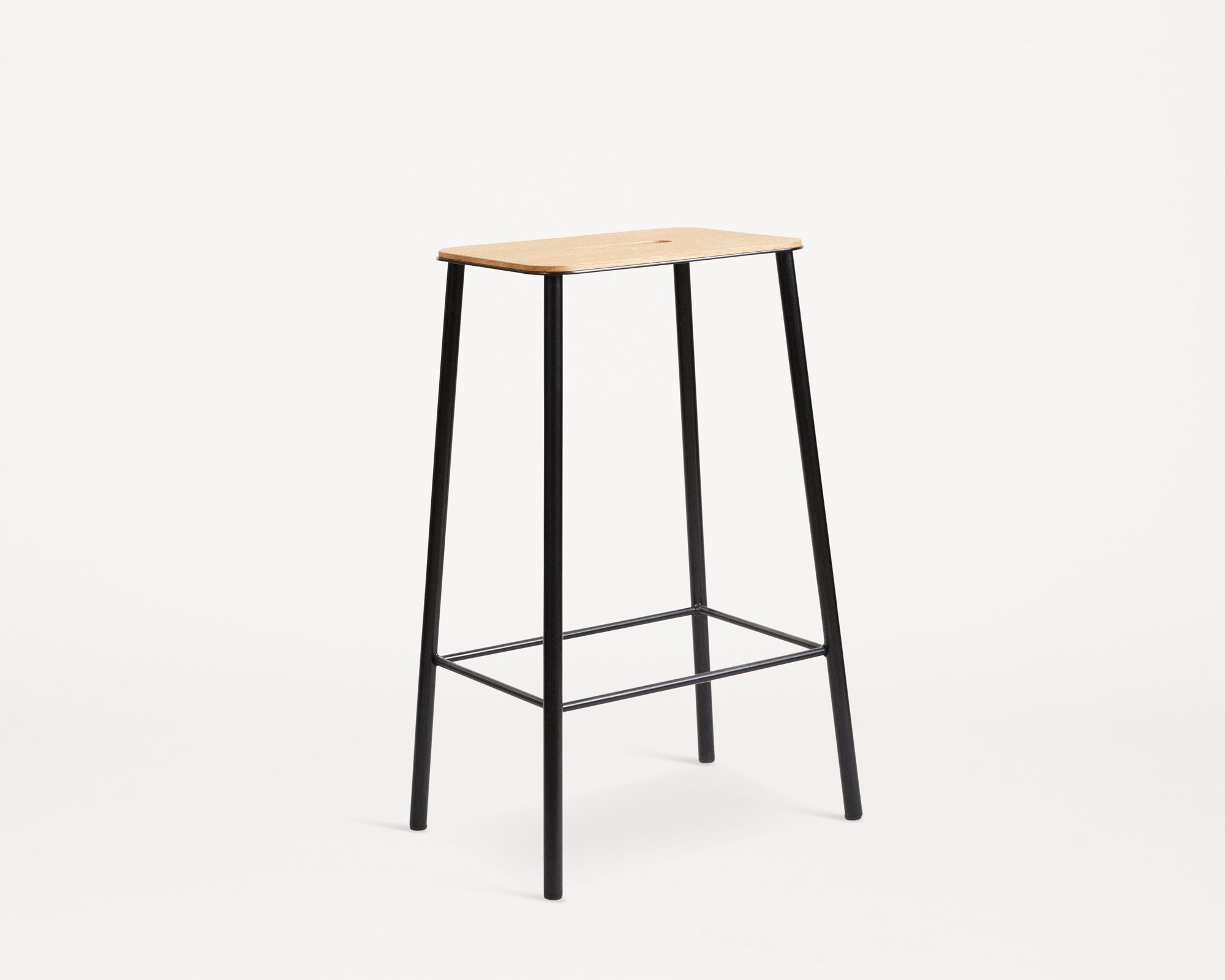 FRAMA Zeitgenssischer Adam-Hocker im minimalistischen Design aus Eiche mit schwarzem Stahlrahmen H65 (Skandinavische Moderne) im Angebot