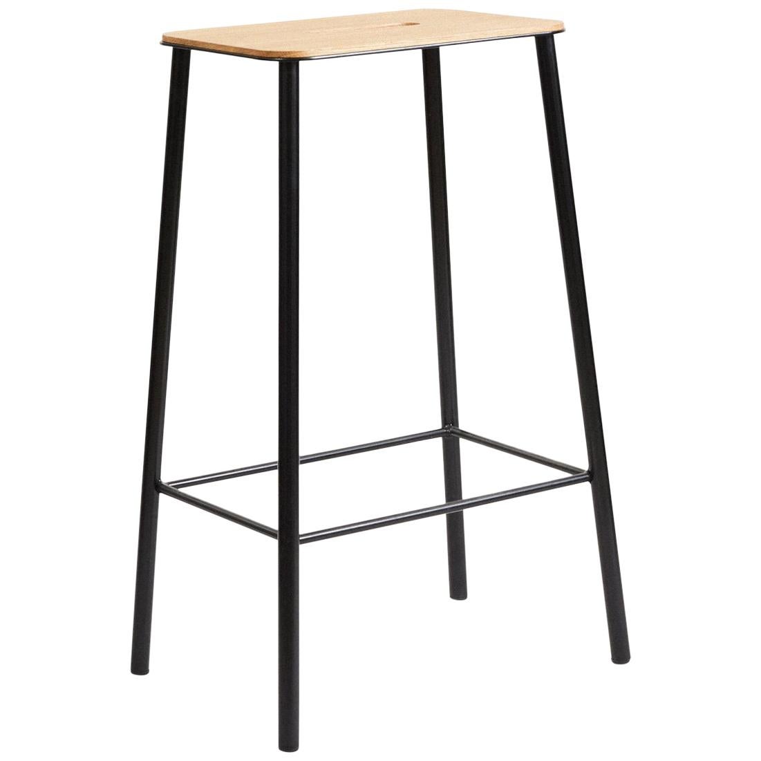 Tabouret Adam contemporain minimaliste en chne avec cadre en acier noir H65 de FRAMA en vente