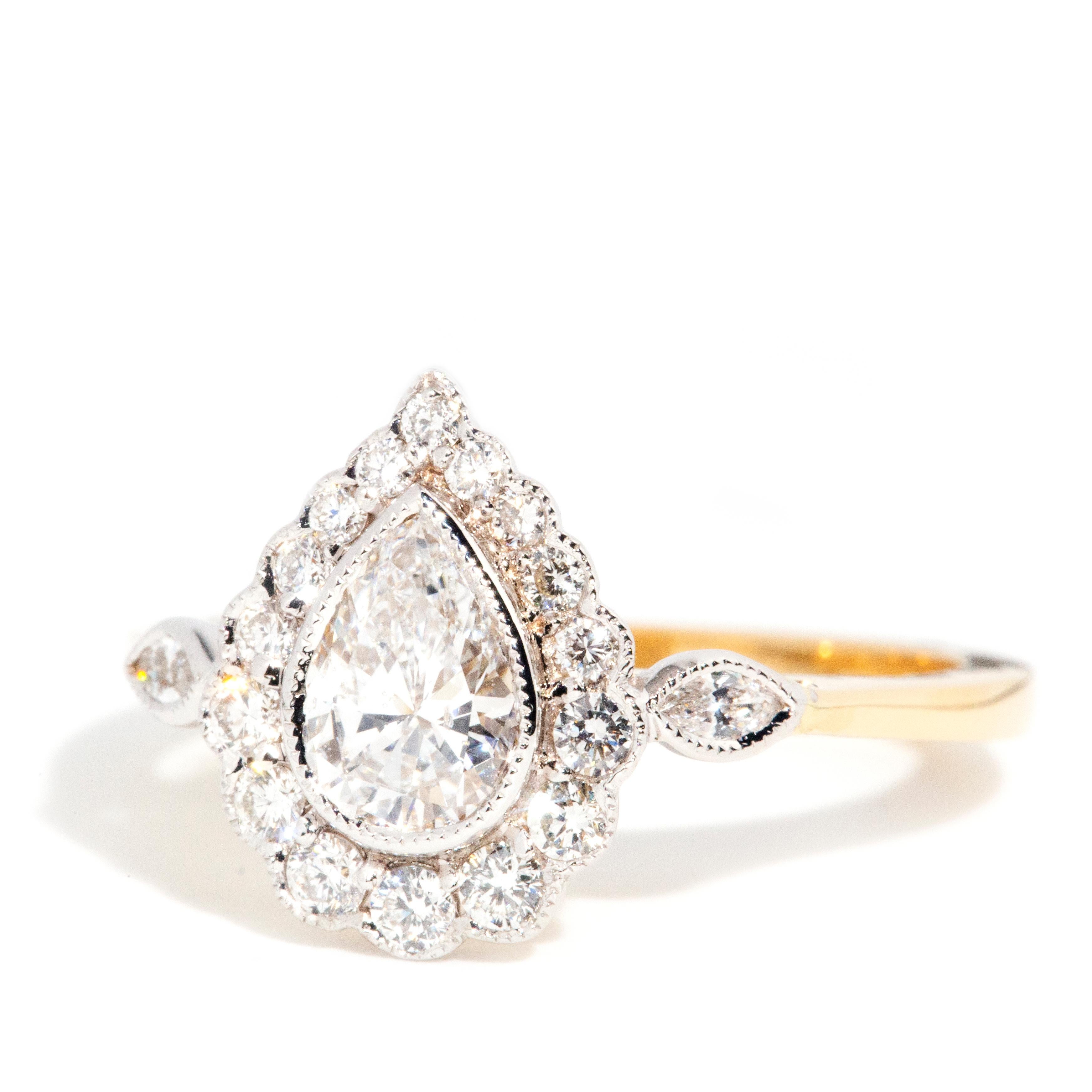 Zeitgenössischer ADGL 0,97 Karat zertifizierter birnenförmiger Diamant-Halo-Cluster-Ring Damen im Angebot