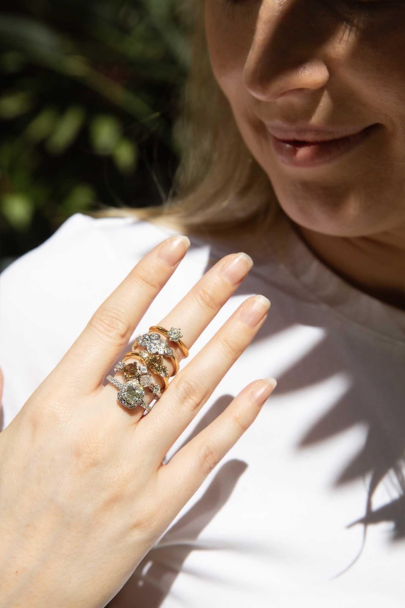 Anello contemporaneo ADGL con cuore in cognac e diamanti bianchi in oro giallo 18 carati in vendita 4