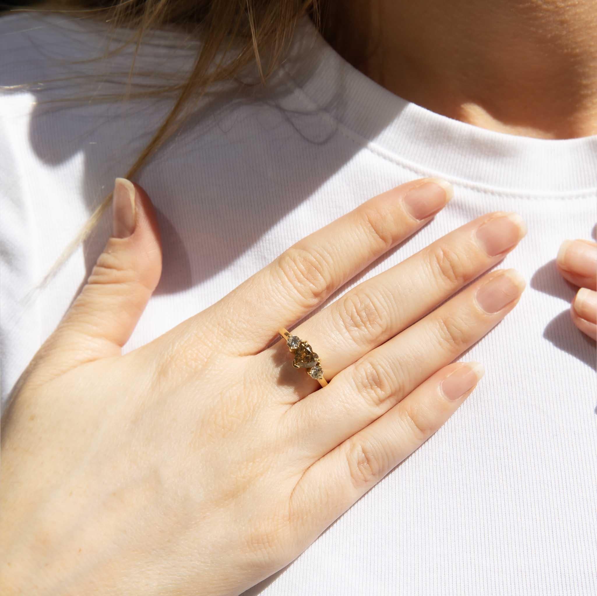 Donna Anello contemporaneo ADGL con cuore in cognac e diamanti bianchi in oro giallo 18 carati in vendita