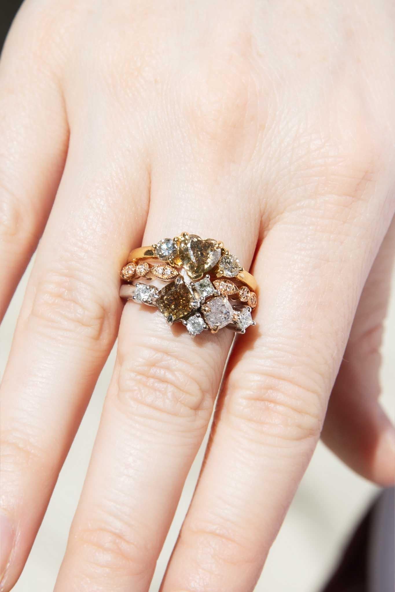 Anello contemporaneo ADGL con cuore in cognac e diamanti bianchi in oro giallo 18 carati in vendita 2