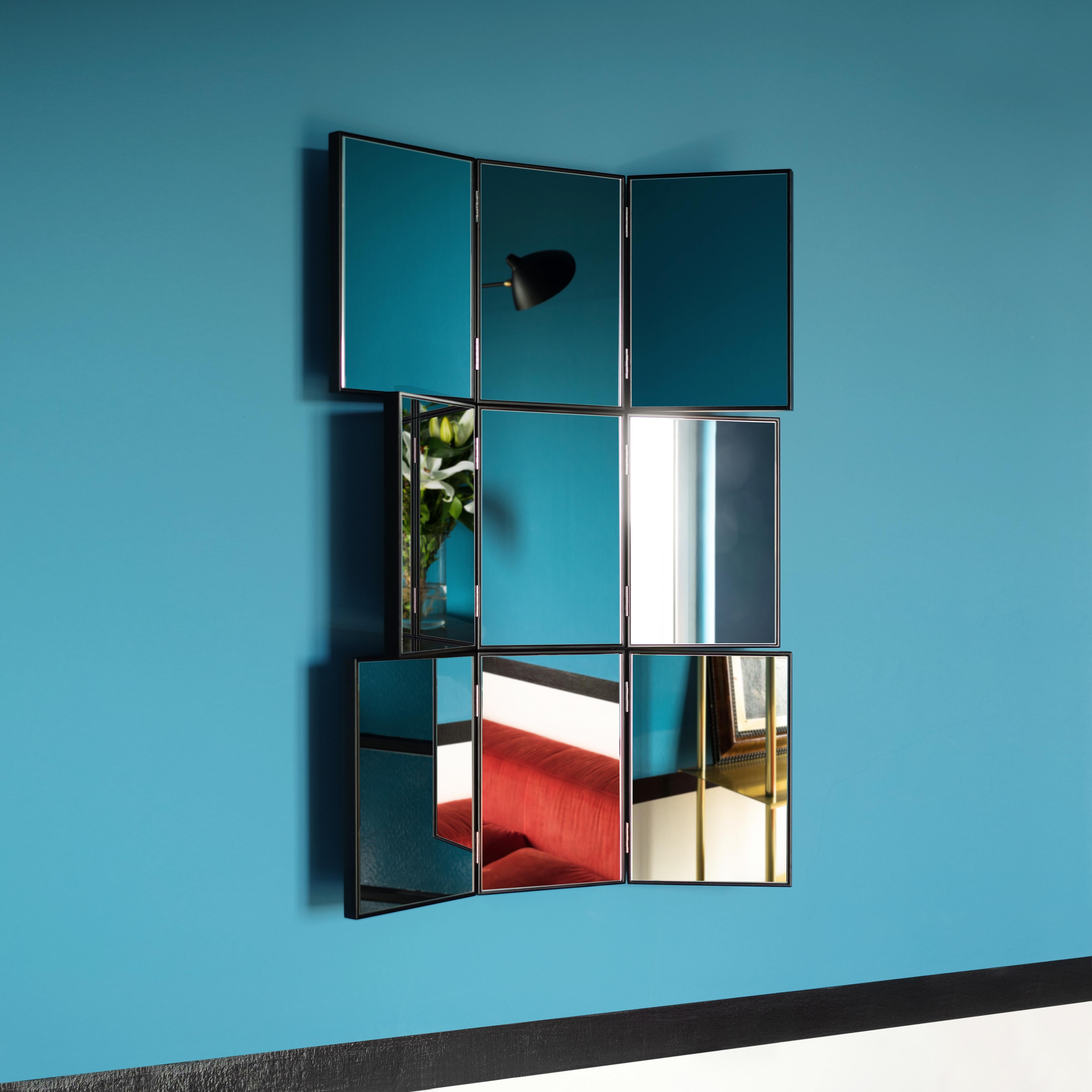 Spiegel 02
Verstellbarer Wandspiegel mit drehbaren Platten und lackierter Holzstruktur. Die beweglichen Paneele ermöglichen es, die Reflexion zu unterbrechen und dynamisch mit der Umgebung zu spielen, wodurch dieses Stück in jeder Umgebung eine