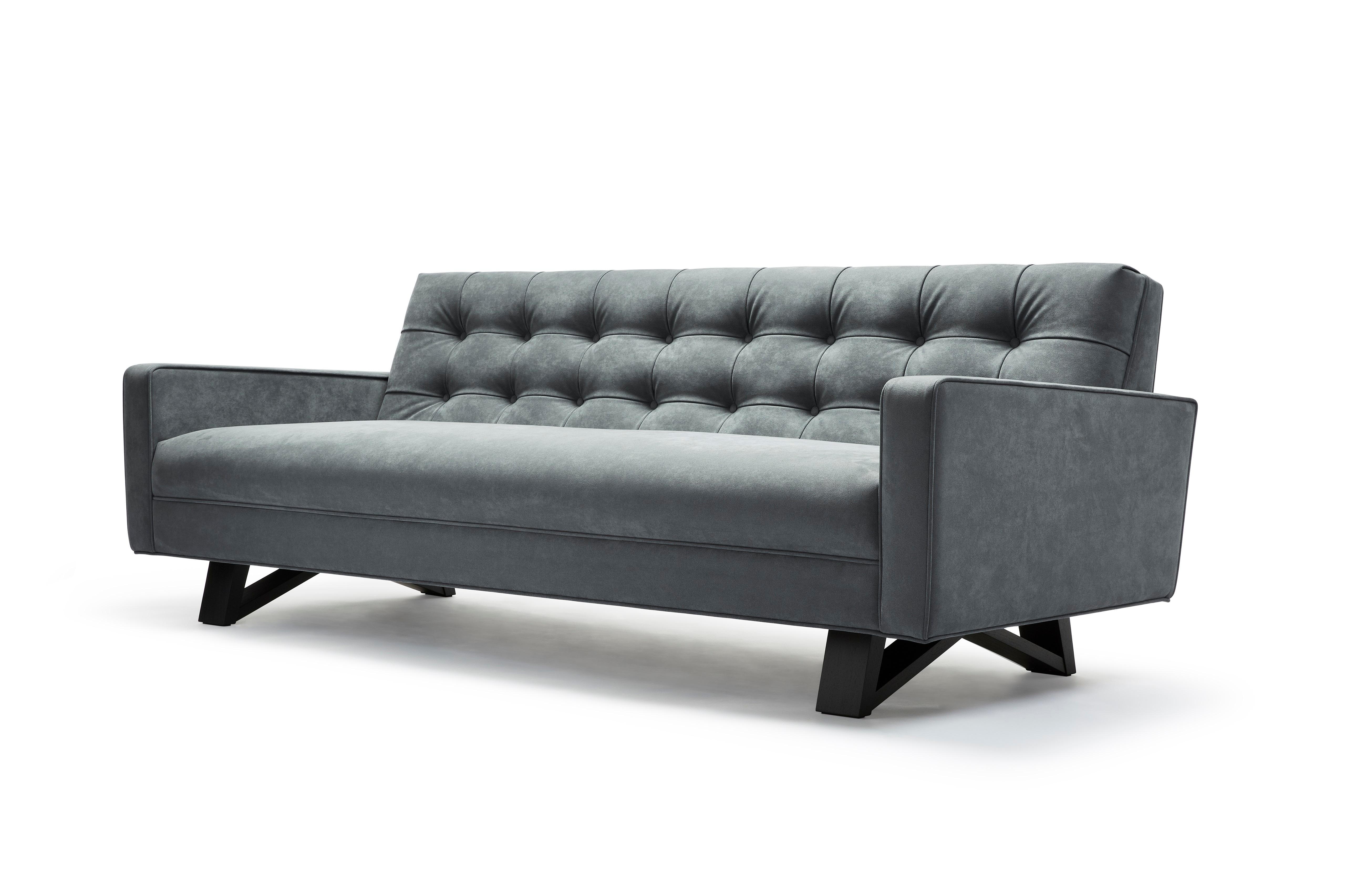 Das Adoni-Sofa ist ein auffälliges und wunderschönes Möbelstück mit Biskuit-Tufting, das die hohe Kunst des zeitgenössischen Handwerks demonstriert. Hier abgebildet: Gepolstert in Chic grauem Alcantara, mit Beinen aus schwarz gewachstem Nussbaum.