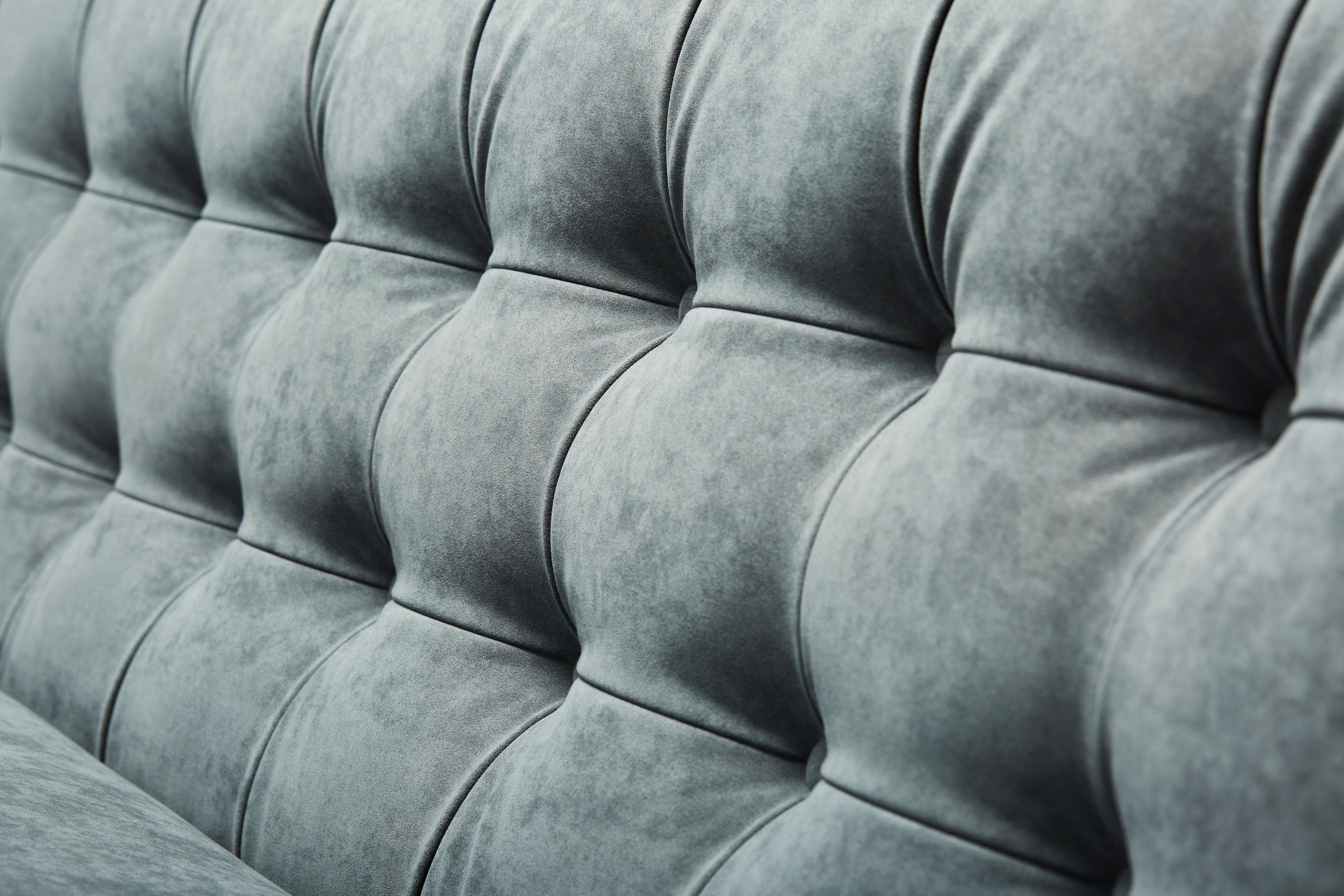 Adoni Sofa in schickem grauen Alcantara mit schwarz gewachsten Walnussbeinen (Moderne) im Angebot