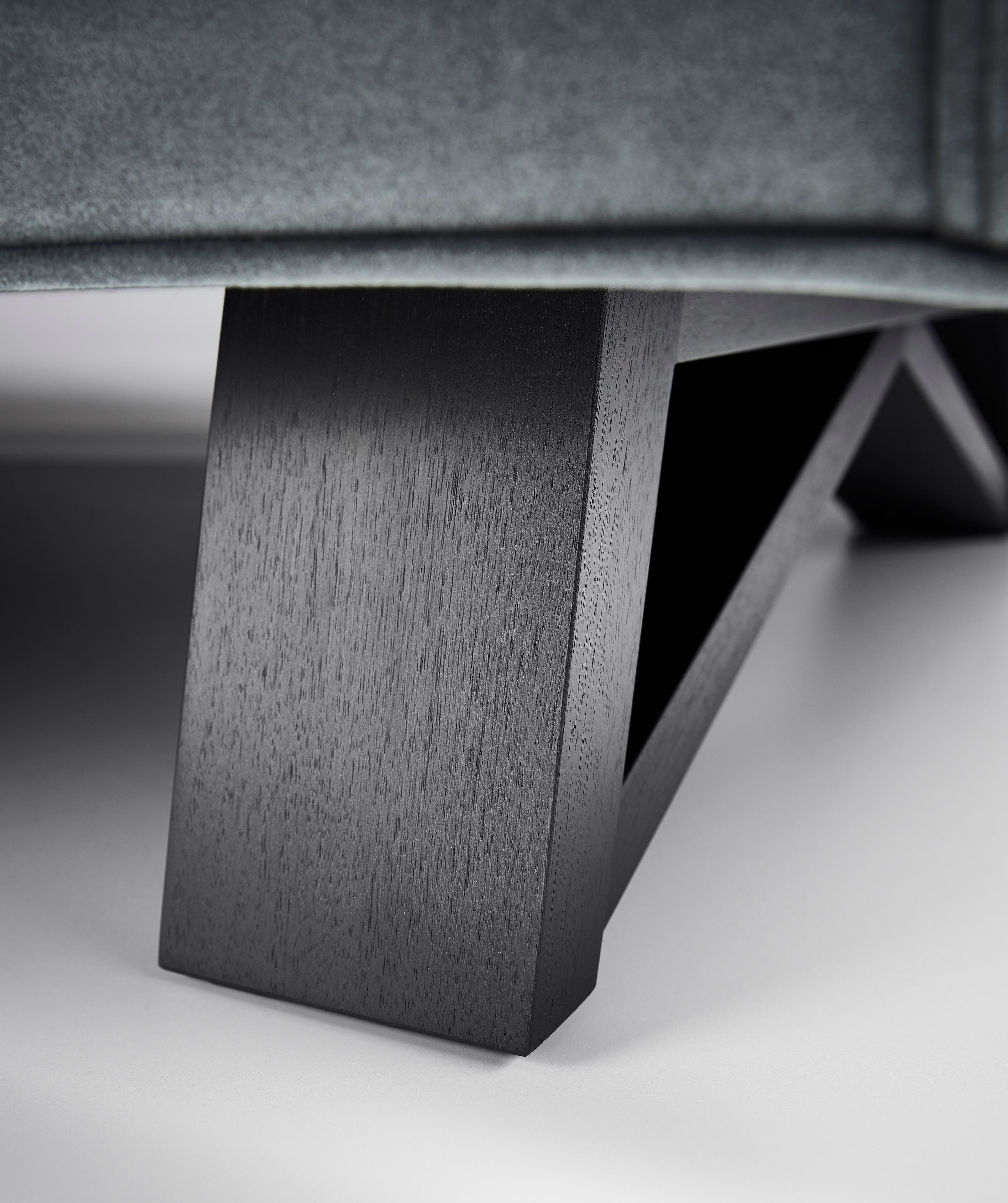 Adoni Sofa in schickem grauen Alcantara mit schwarz gewachsten Walnussbeinen (Englisch) im Angebot