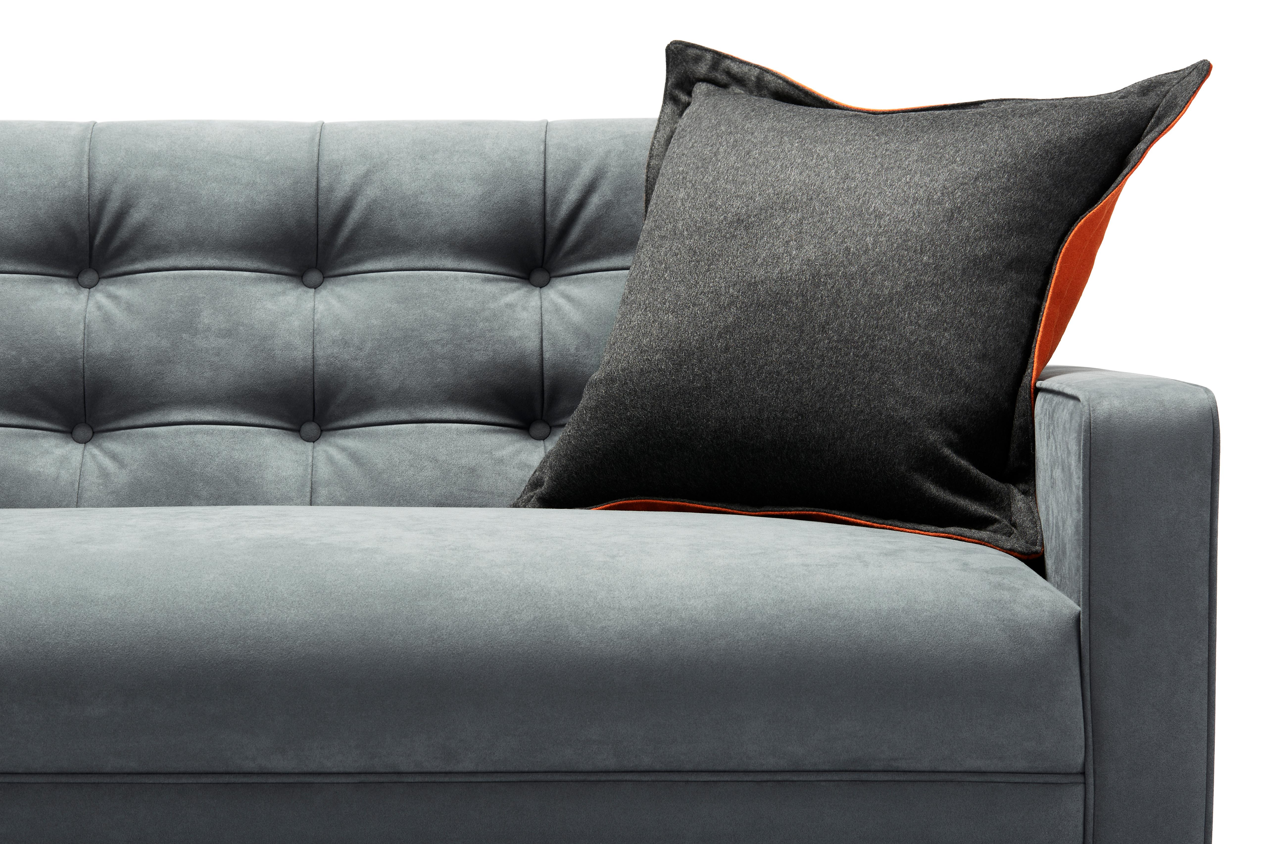 Adoni Sofa in schickem grauen Alcantara mit schwarz gewachsten Walnussbeinen im Zustand „Neu“ im Angebot in Trowbridge, Wiltshire