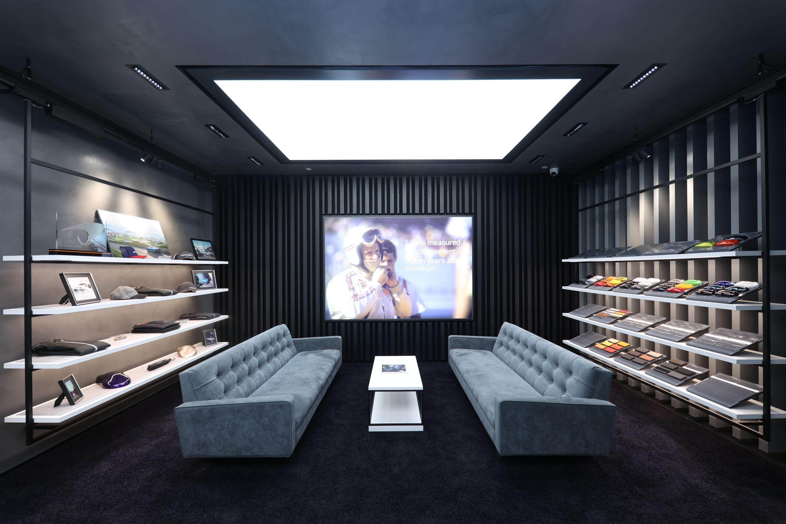 Adoni Sofa in schickem grauen Alcantara mit schwarz gewachsten Walnussbeinen im Angebot 3