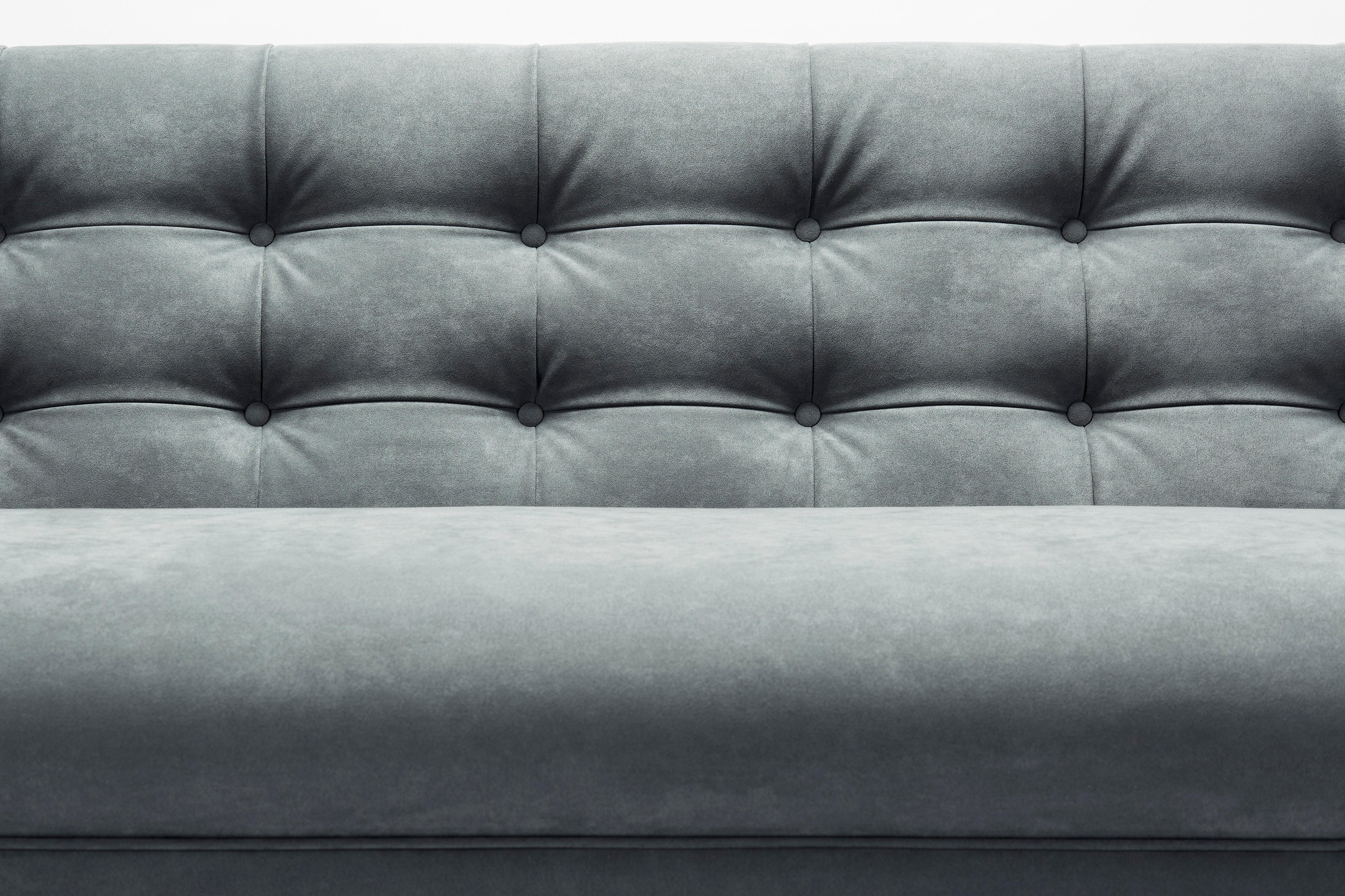 Adoni Sofa in schickem grauen Alcantara mit schwarz gewachsten Walnussbeinen (21. Jahrhundert und zeitgenössisch) im Angebot