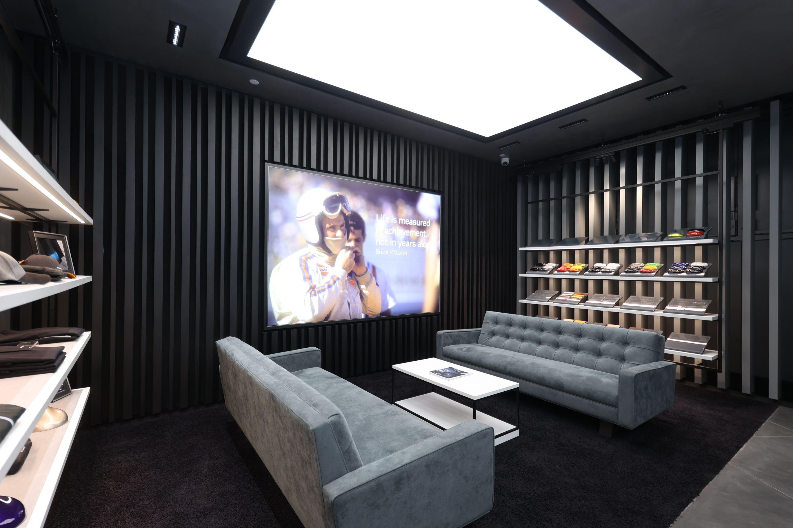 Adoni Sofa in schickem grauen Alcantara mit schwarz gewachsten Walnussbeinen im Angebot 2