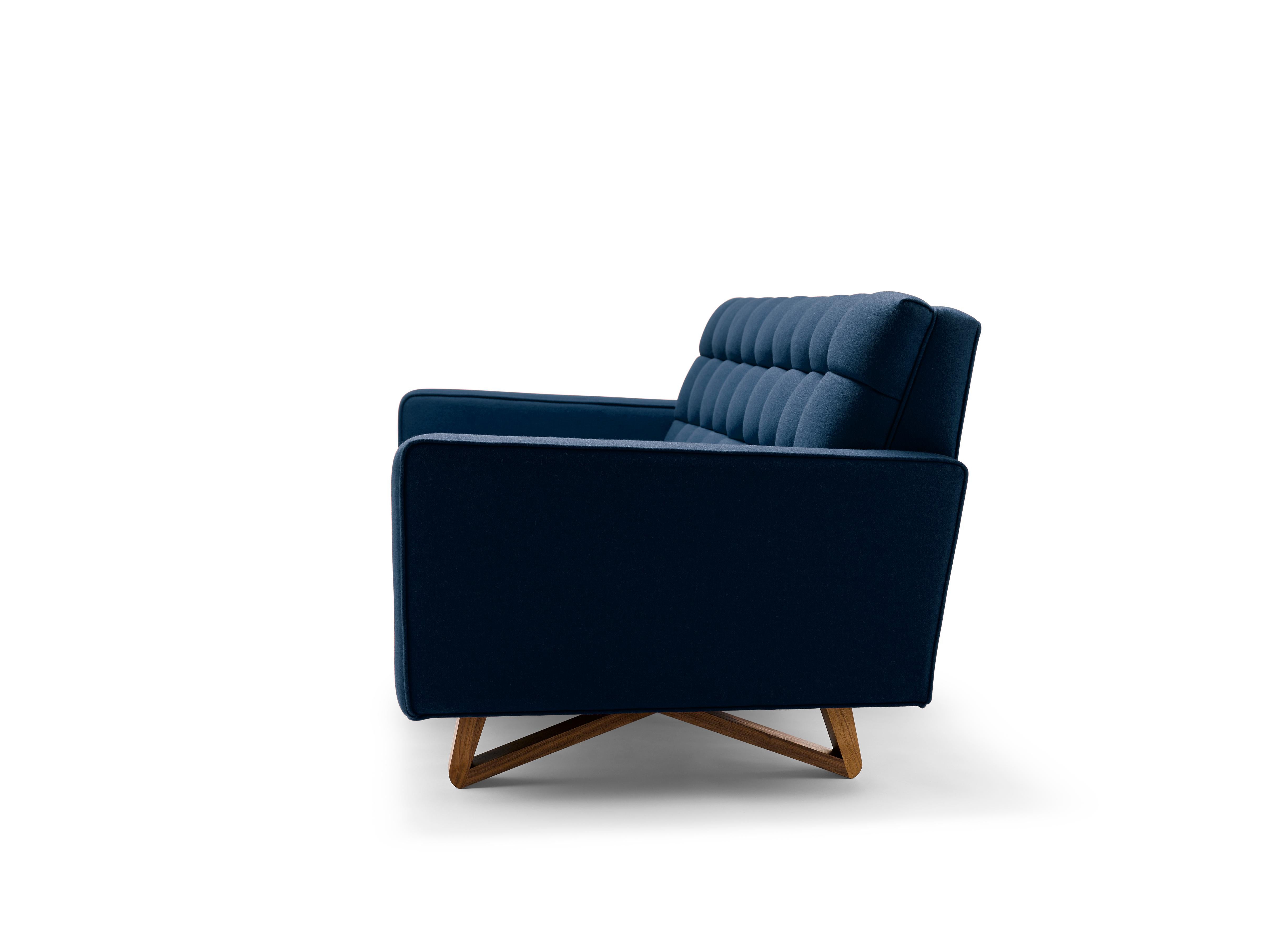 Moderne Canapé contemporain Adoni en laine bleu foncé avec pieds en noyer en vente