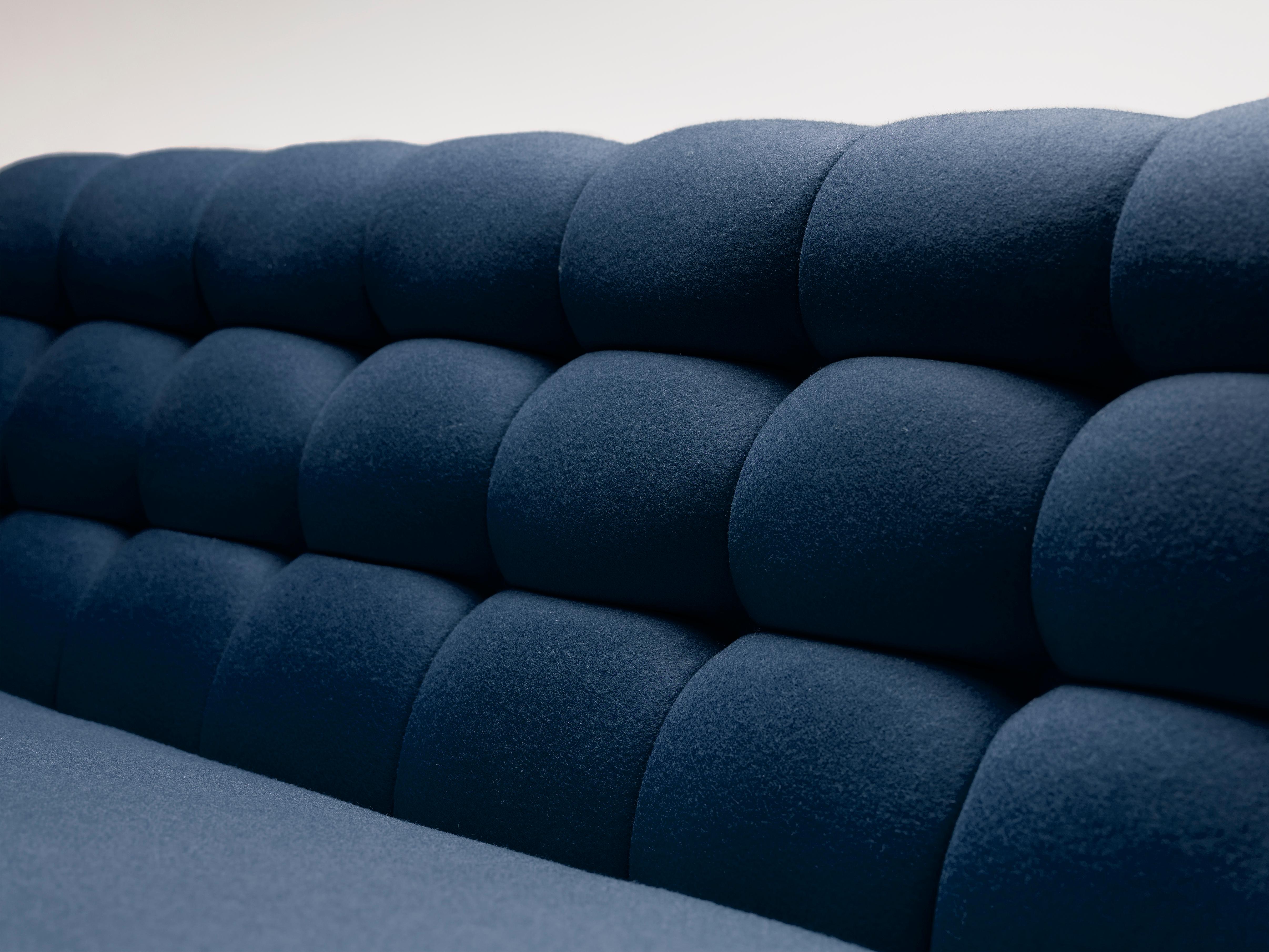Anglais Canapé contemporain Adoni en laine bleu foncé avec pieds en noyer en vente