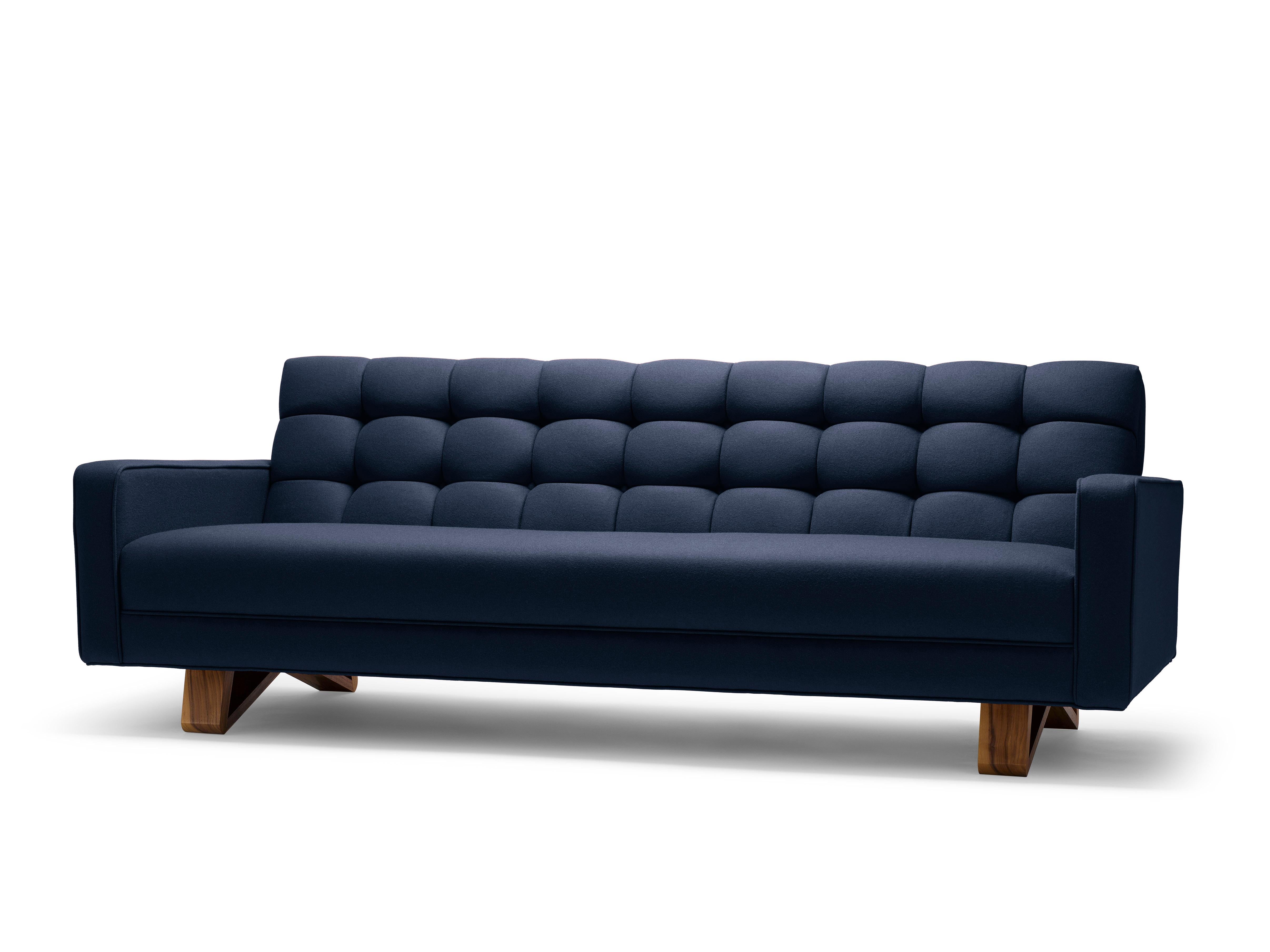 Le canapé Adoni est un meuble saisissant et magnifiquement mis en valeur, avec un capitonnage en biscuit qui témoigne d'un savoir-faire raffiné de l'artisanat contemporain. Représenté ici : Tapissé en Moon Melton, avec pieds en noyer huilé naturel.