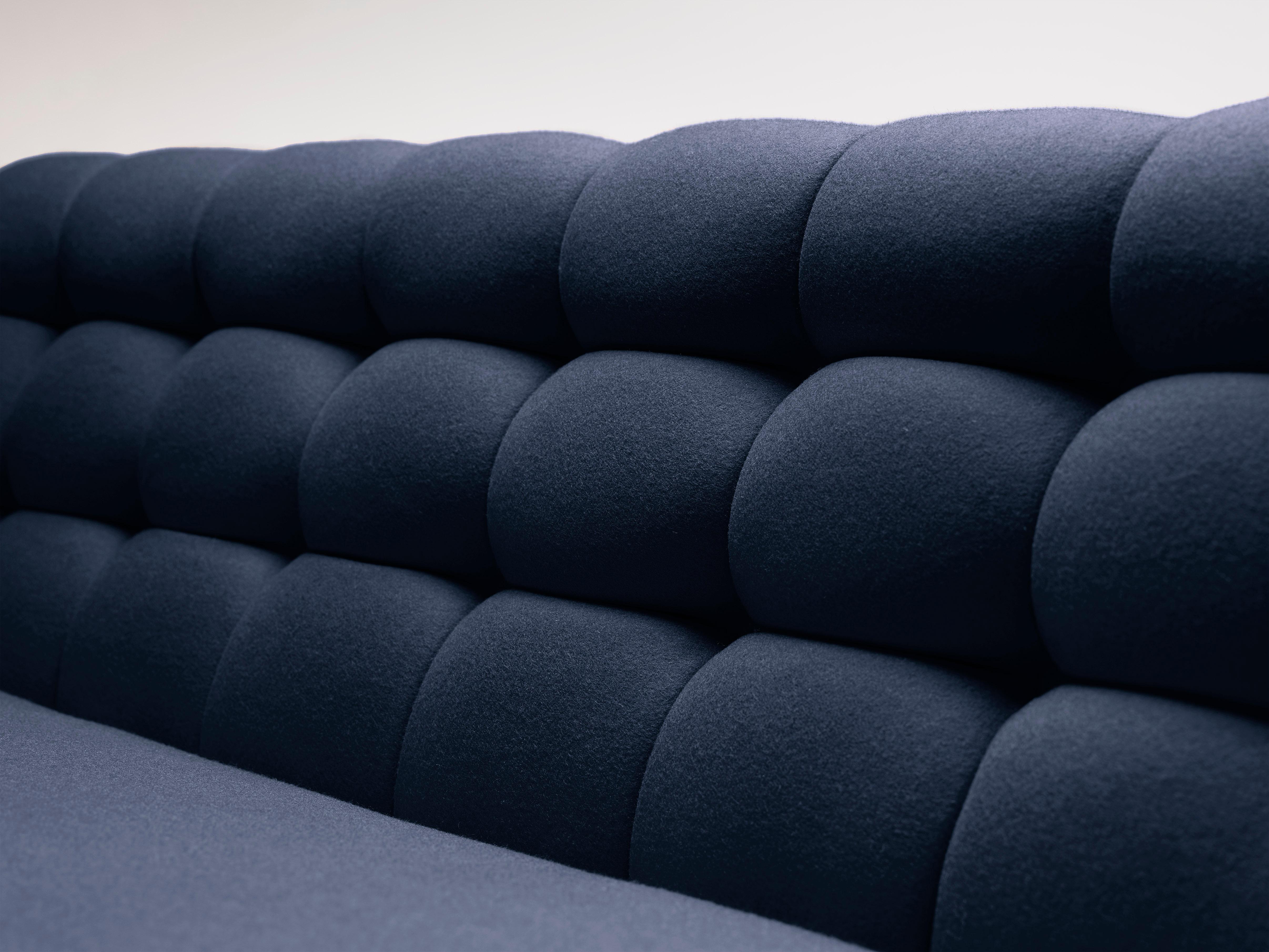 Moderne Canapé contemporain Adoni en laine bleu foncé avec pieds en noyer en vente