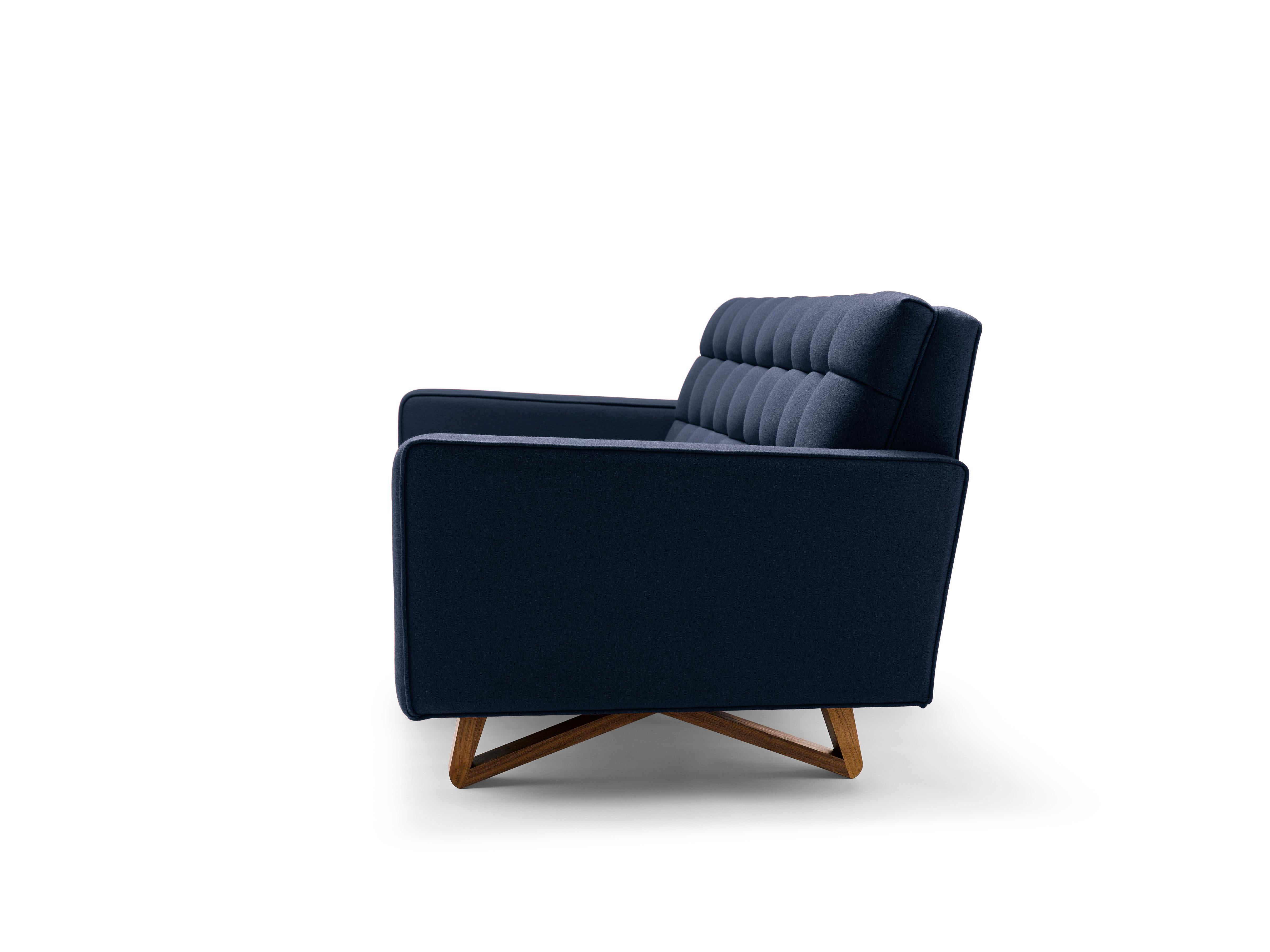 Anglais Canapé contemporain Adoni en laine bleu foncé avec pieds en noyer en vente