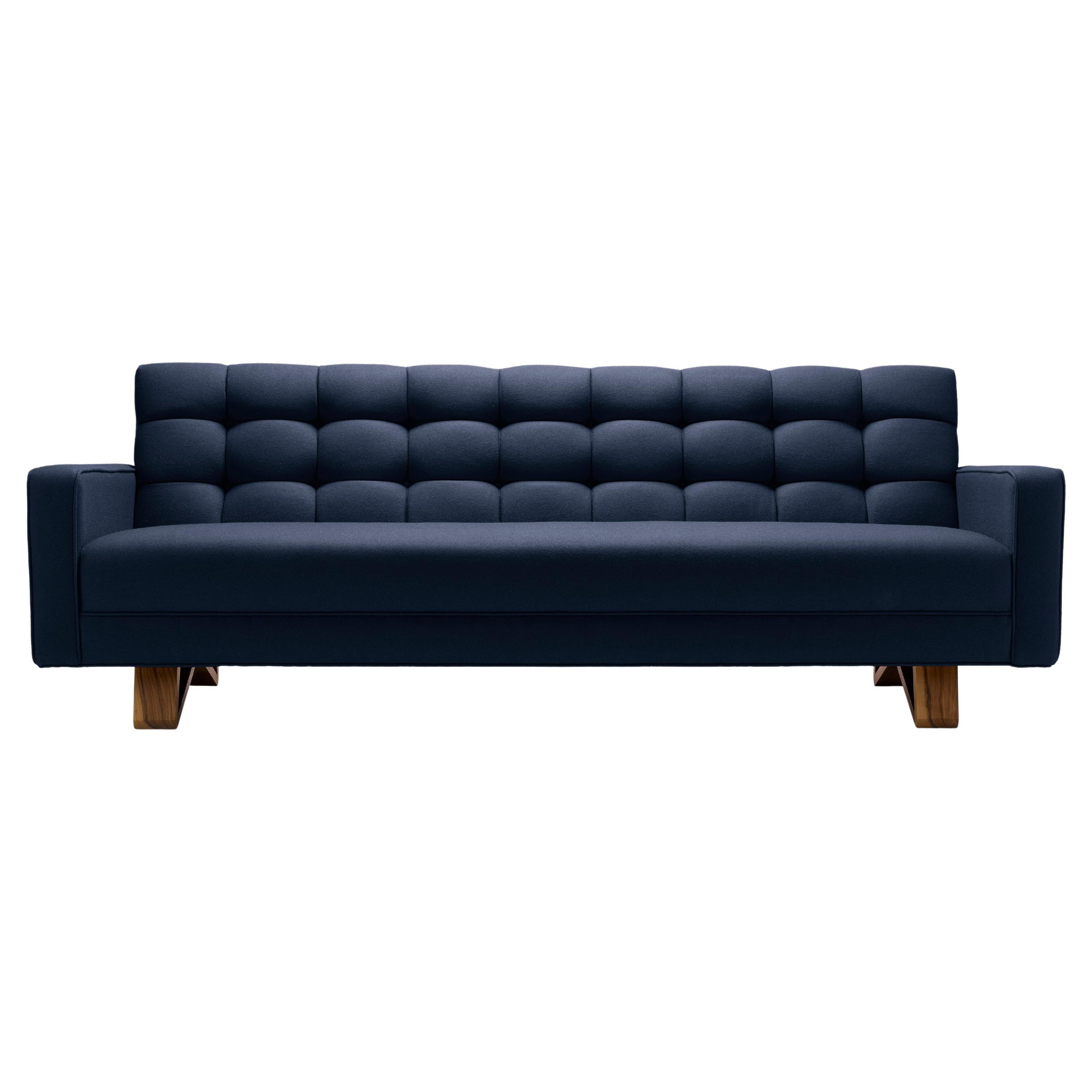 Divano Adoni Contemporary in lana blu scuro con gambe in noce