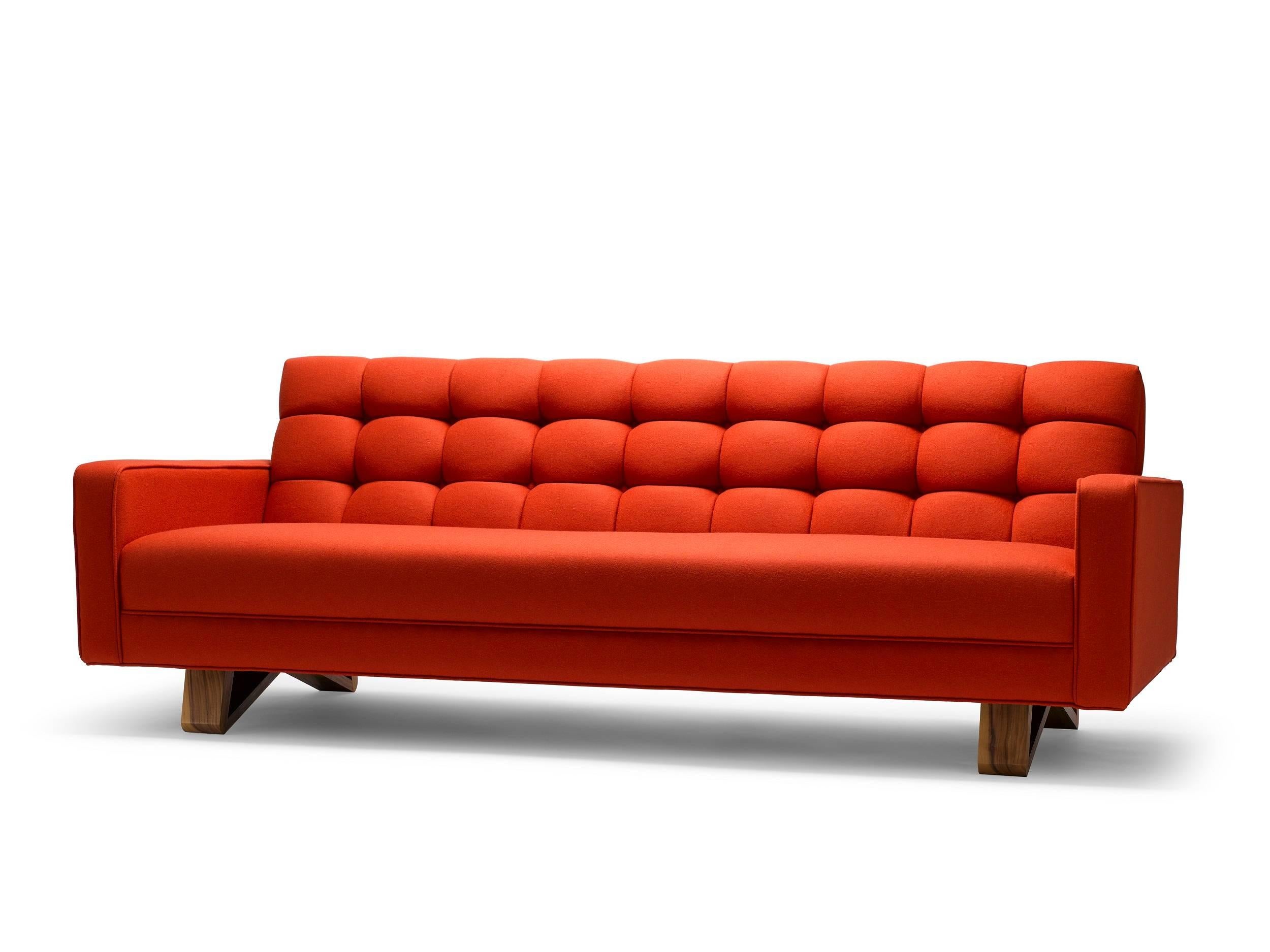 Das Adoni-Sofa ist ein auffälliges und wunderschönes Möbelstück mit Biskuit-Tufting, das die hohe Kunst des zeitgenössischen Handwerks demonstriert. Hier abgebildet: Gepolstert in Moon Melton Strand, mit Beinen aus naturgeöltem Nussbaum. Für dieses