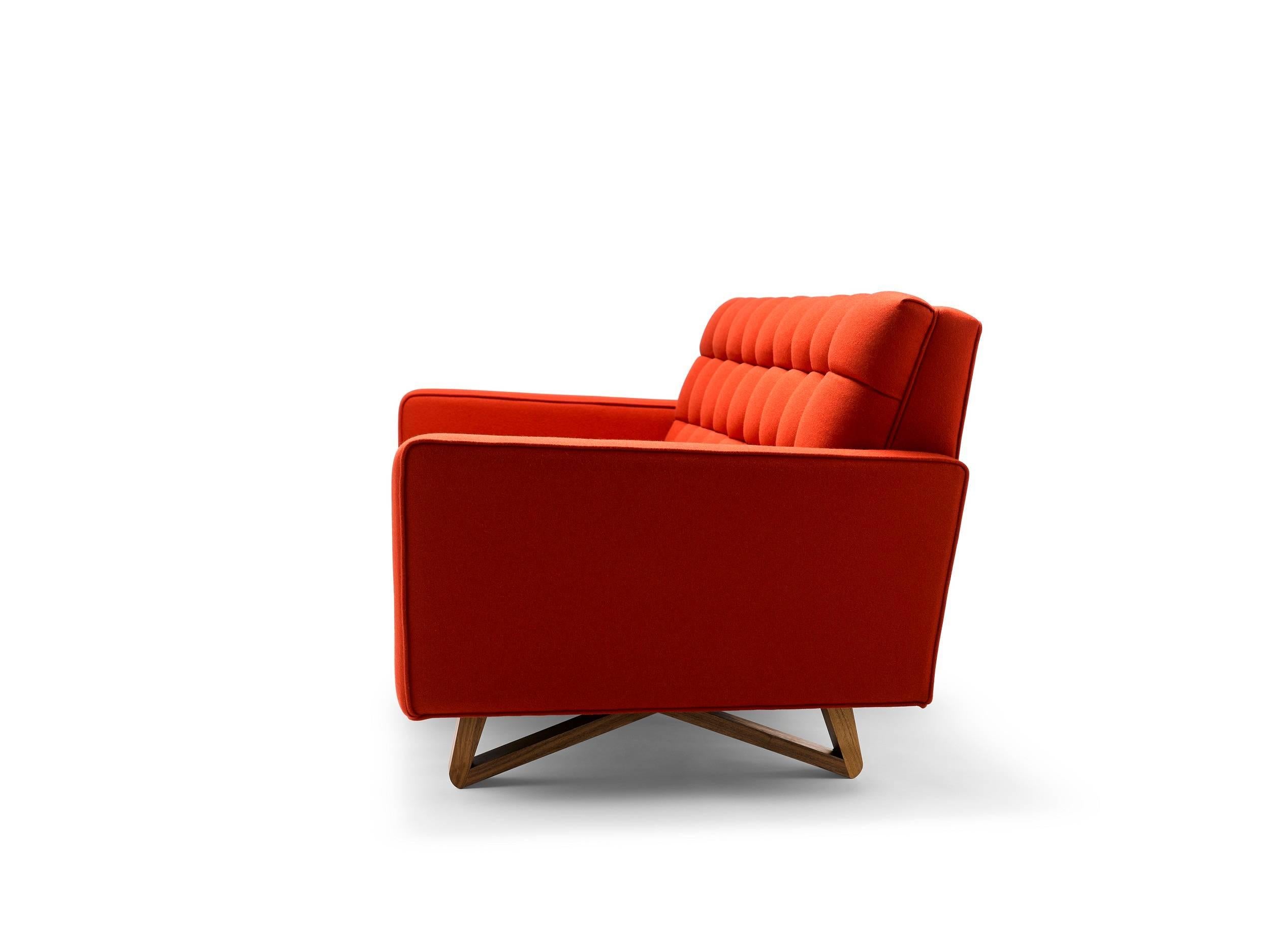 Zeitgenössisches rotes Adoni-Sofa aus Melton-Wolle mit Beinen aus Walnussholz (Moderne) im Angebot