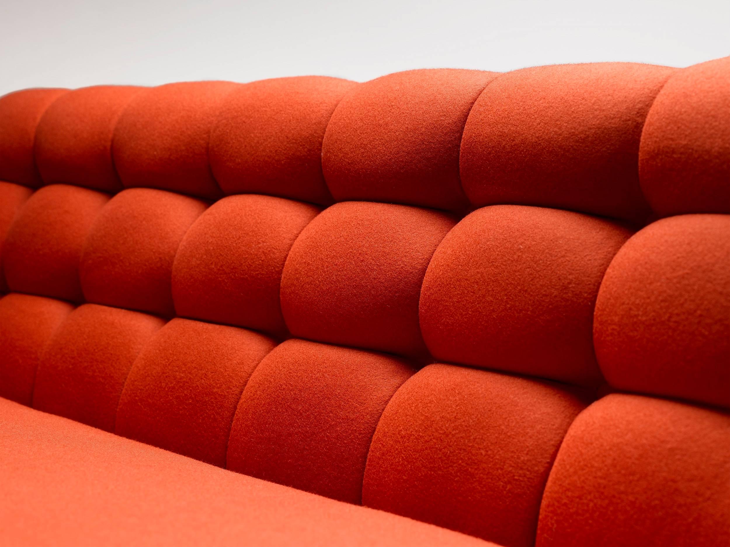 Zeitgenössisches rotes Adoni-Sofa aus Melton-Wolle mit Beinen aus Walnussholz (Englisch) im Angebot