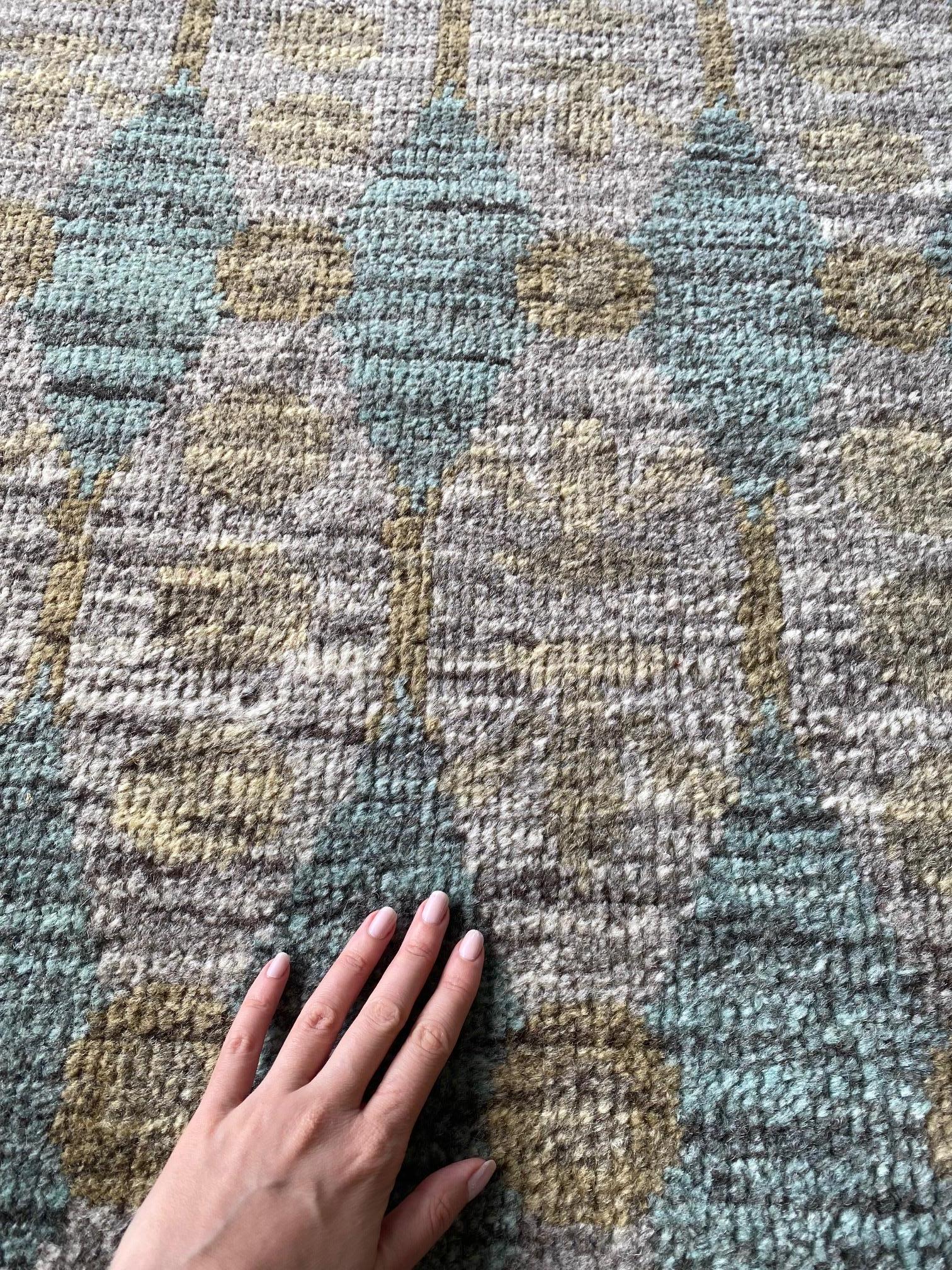 Zeitgenössischer ägäisgrüner handgefertigter Teppich von Bunny Williams für Doris Leslie Blau.
Größe: 11'8