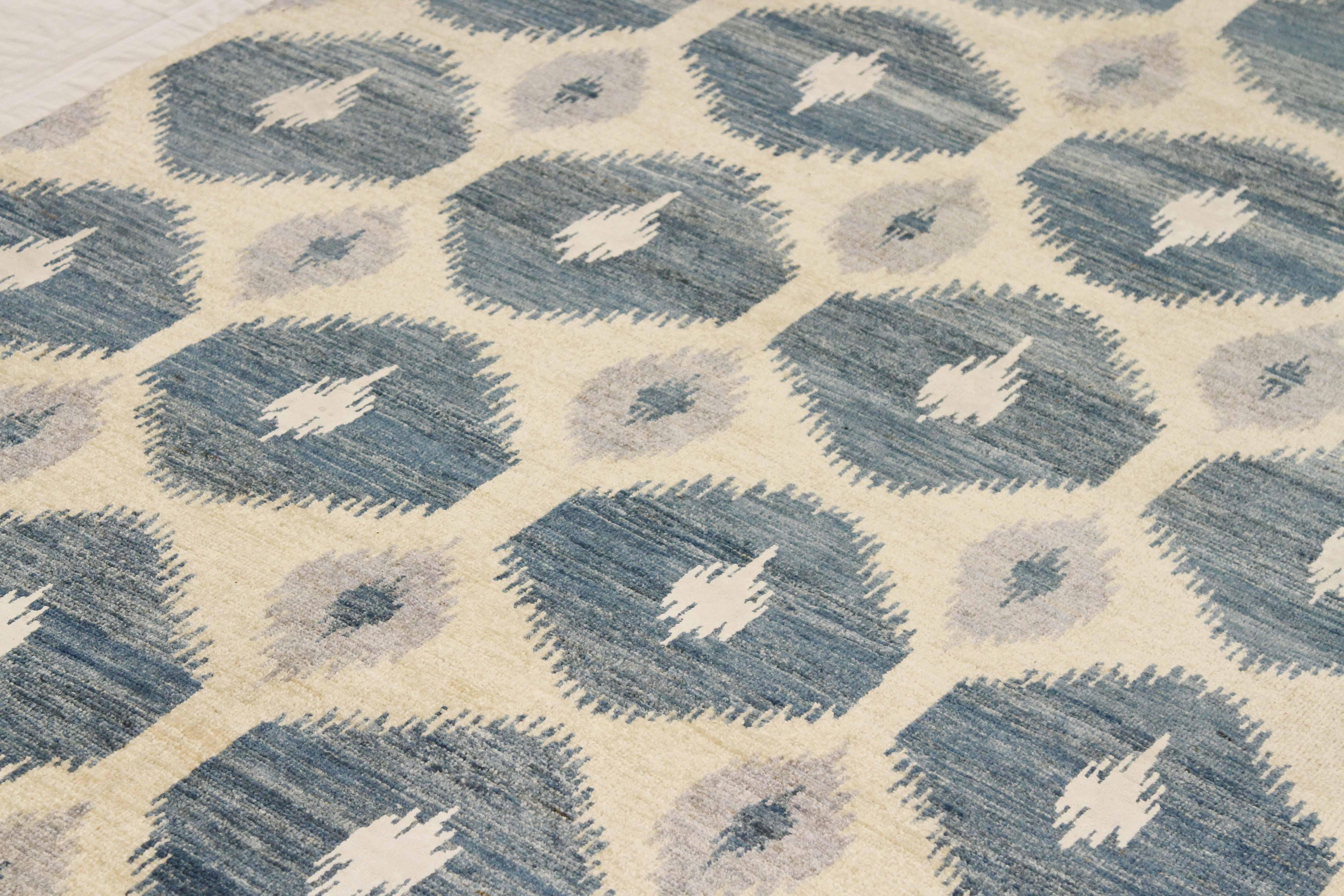 Zeitgenössischer afghanischer Ikat-Teppich mit weißen und marineblauen sechseckigen Mustern (Afghanisch) im Angebot