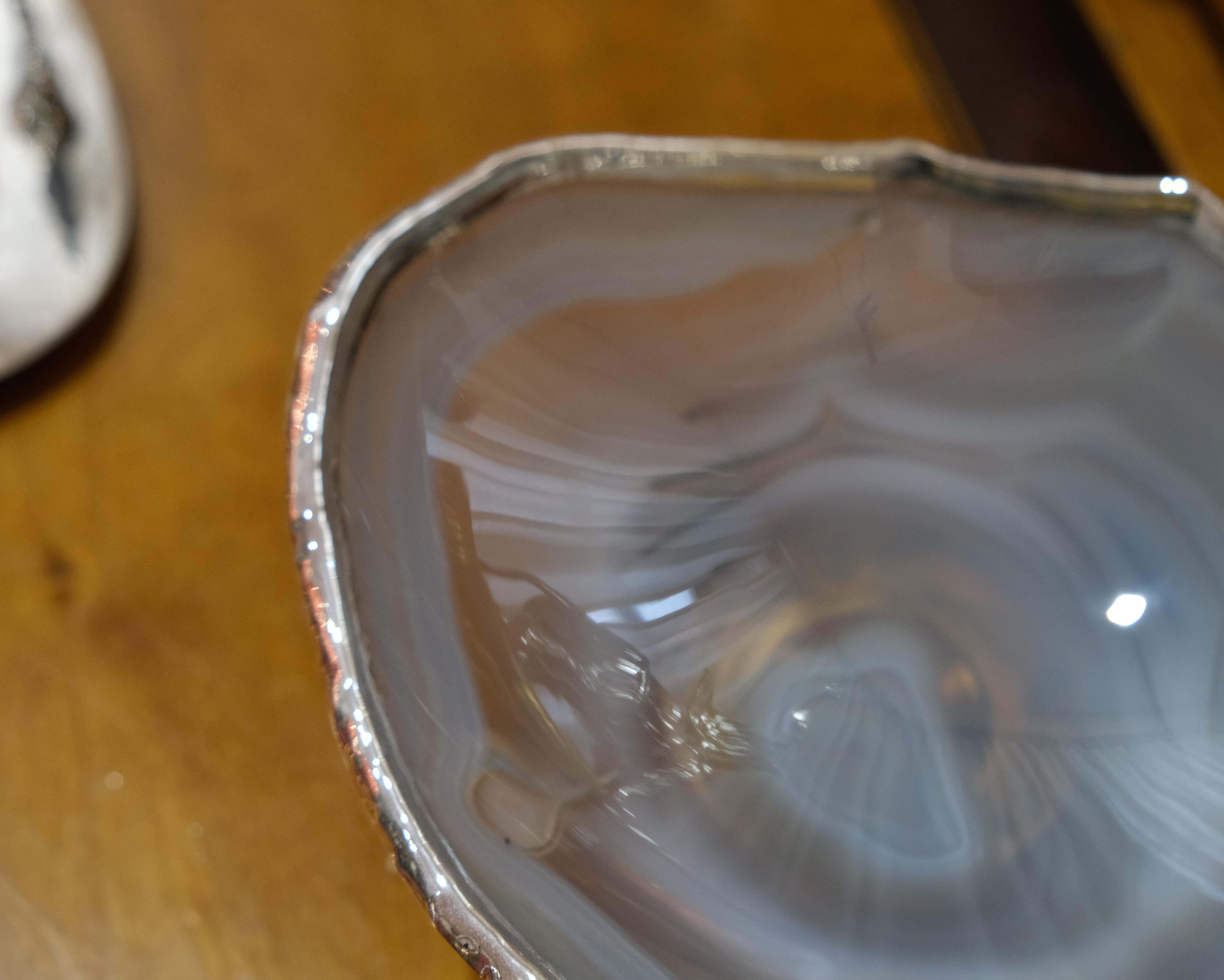Portugais Coupe contemporaine en agate avec base en elphants par Alcino Silversmith en vente