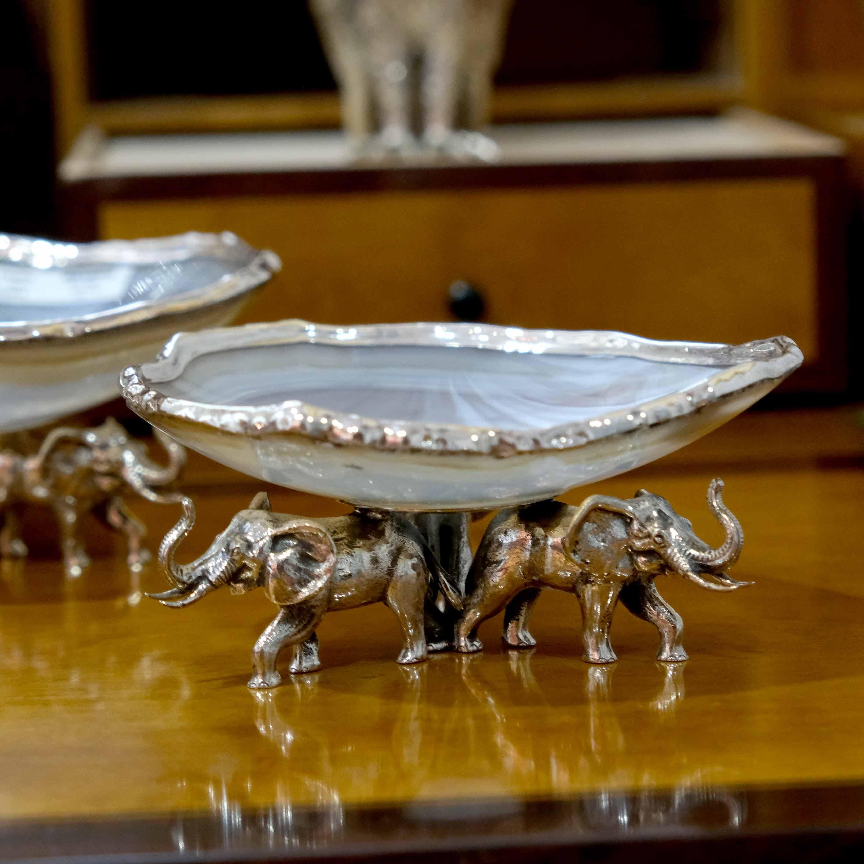Martelé Coupe contemporaine en agate avec base en elphants par Alcino Silversmith en vente