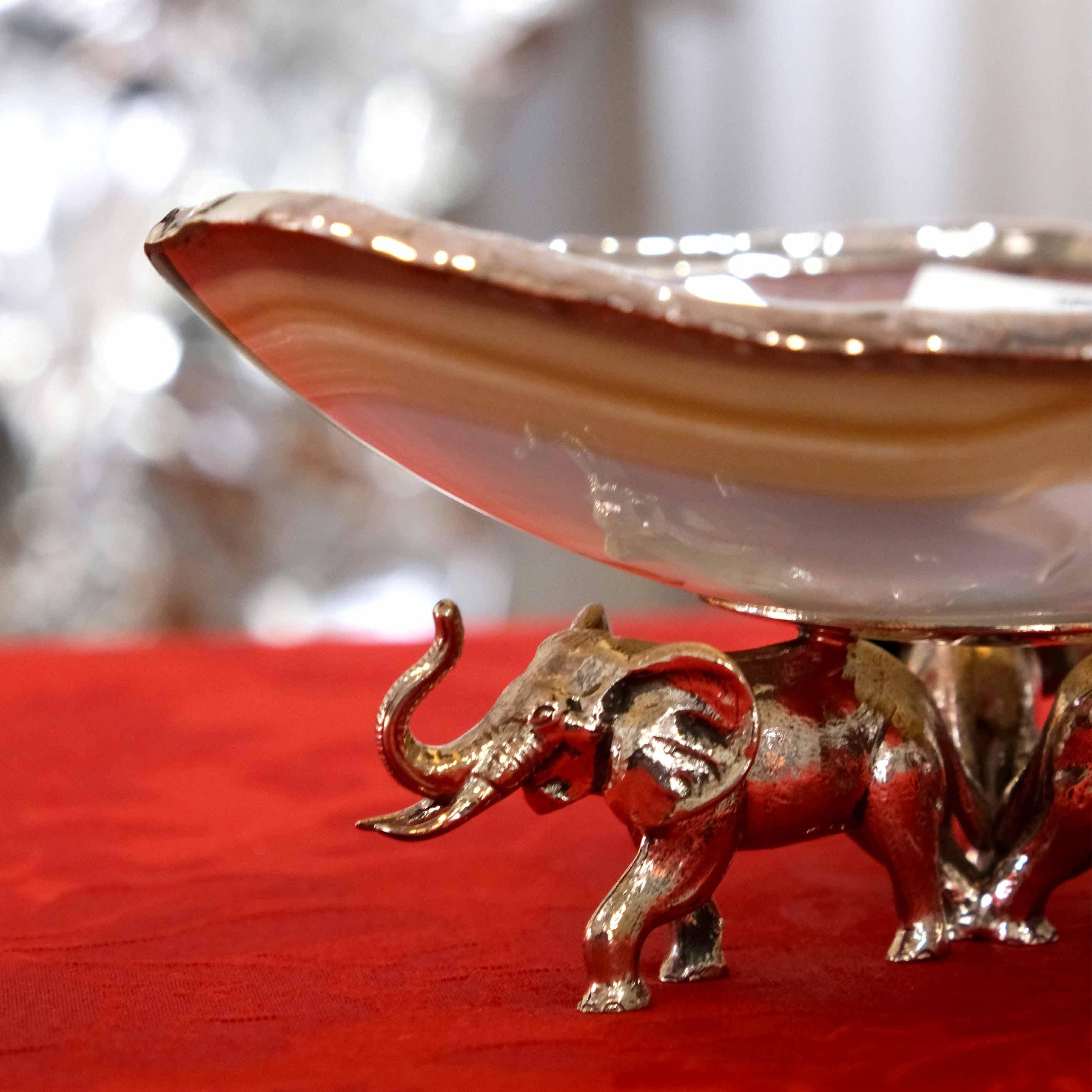 Argent Coupe contemporaine en agate avec base en elphants par Alcino Silversmith en vente