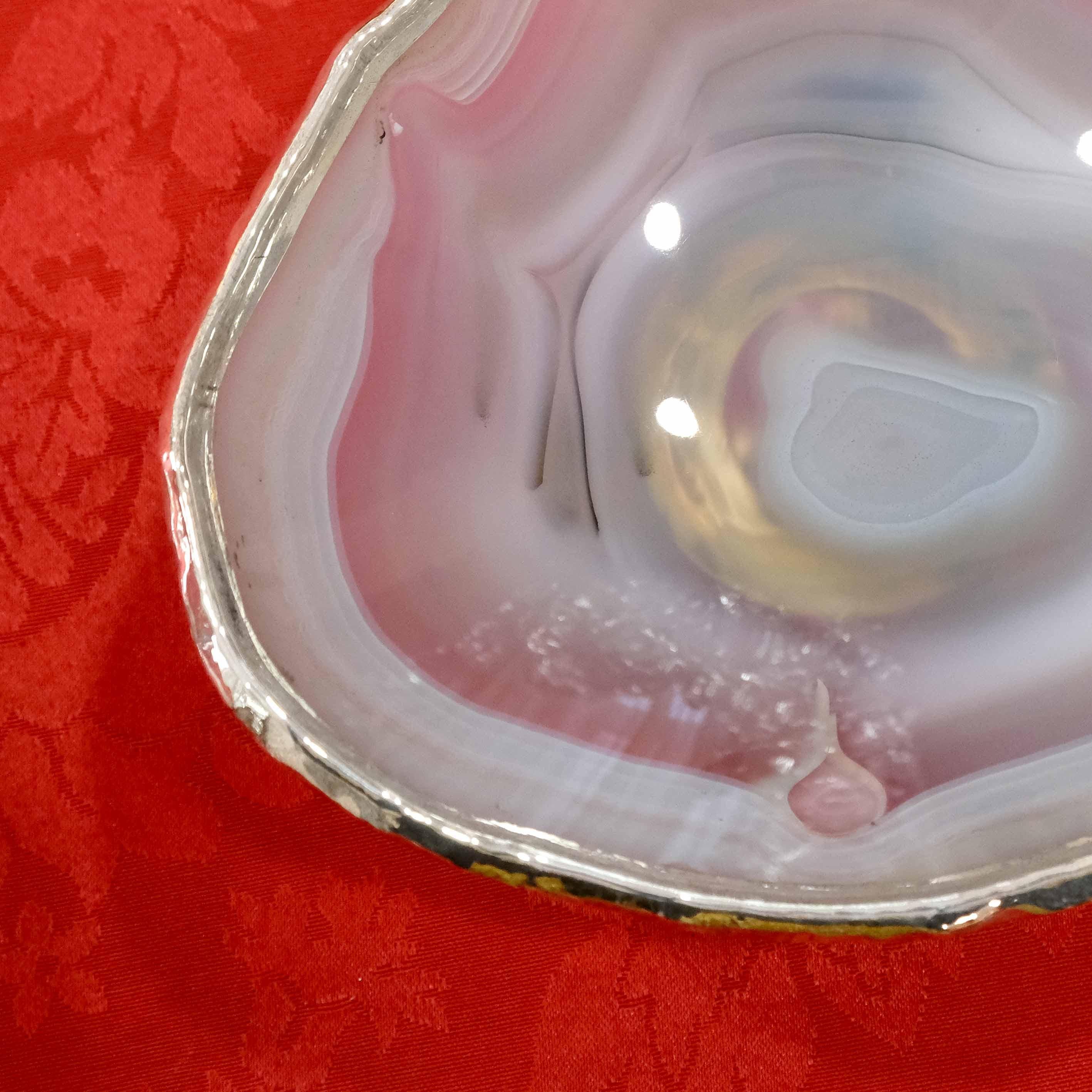 Coupe contemporaine en agate avec base en elphants par Alcino Silversmith en vente 1