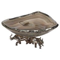 Ciotola contemporanea in agata con base a elfi di Alcino Silversmith