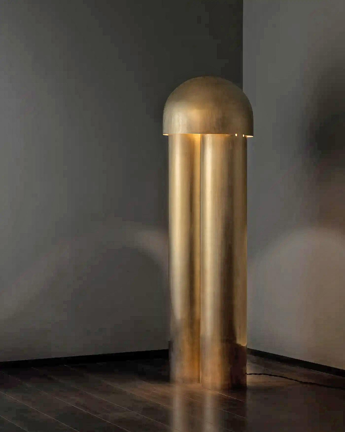Contemporary Aged Brass Sculpted Floor Lamp, Monolith von Paul Matter

Die Monolith-Lampe ist eine Übung in Reduktion. Aus einem einzigen Körper mit Hilfe einfacher Rillen und Falten geformt, sorgen die Geometrie der Lampen, die