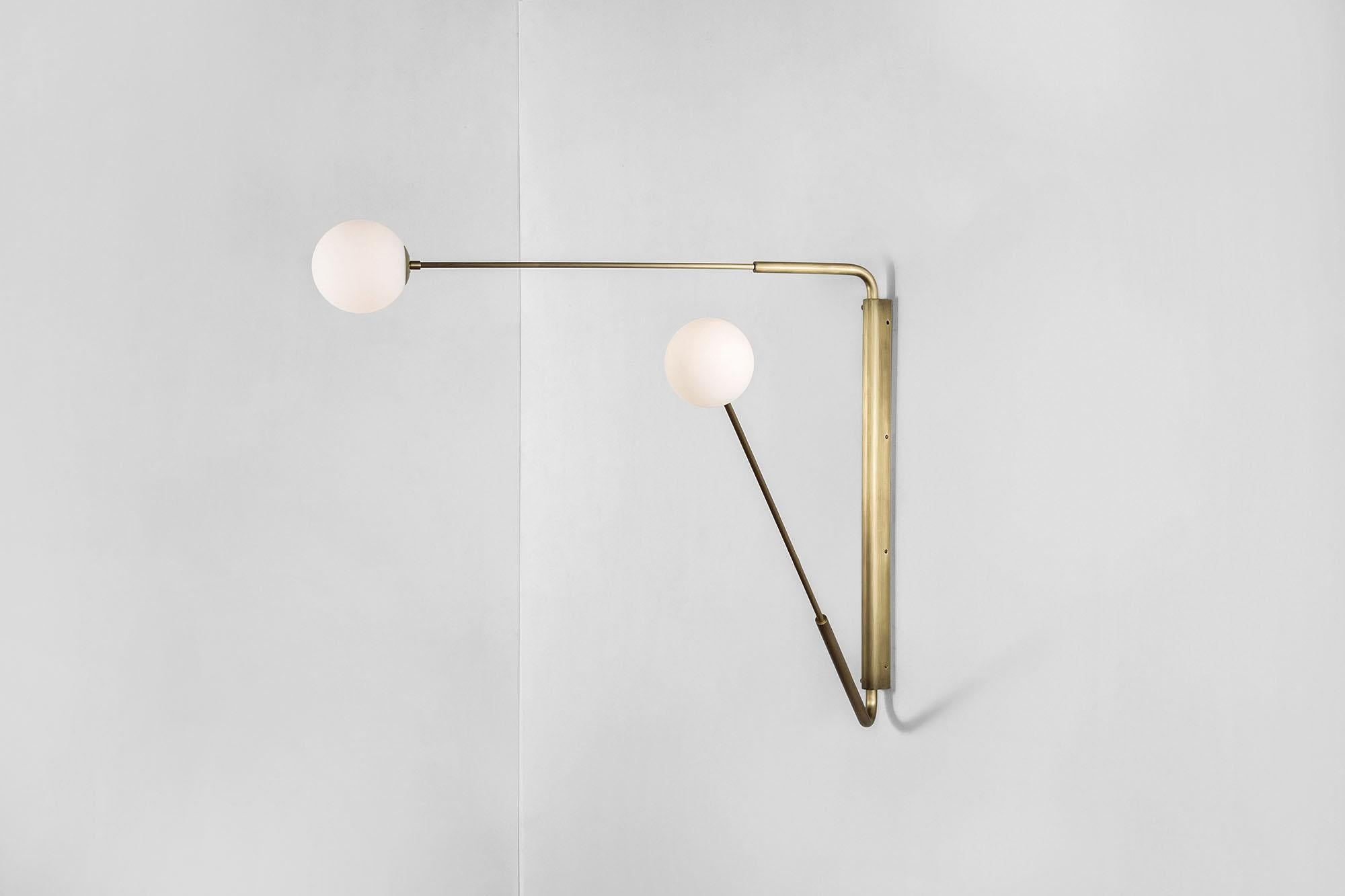 Aplique contemporáneo de latón envejecido, Flutter One by Paul Matter

Los largos brazos giratorios están unidos a una columna vertical, montada en la pared, que da como resultado una luminaria minimalista pero de gran tamaño. Flutter se presenta en