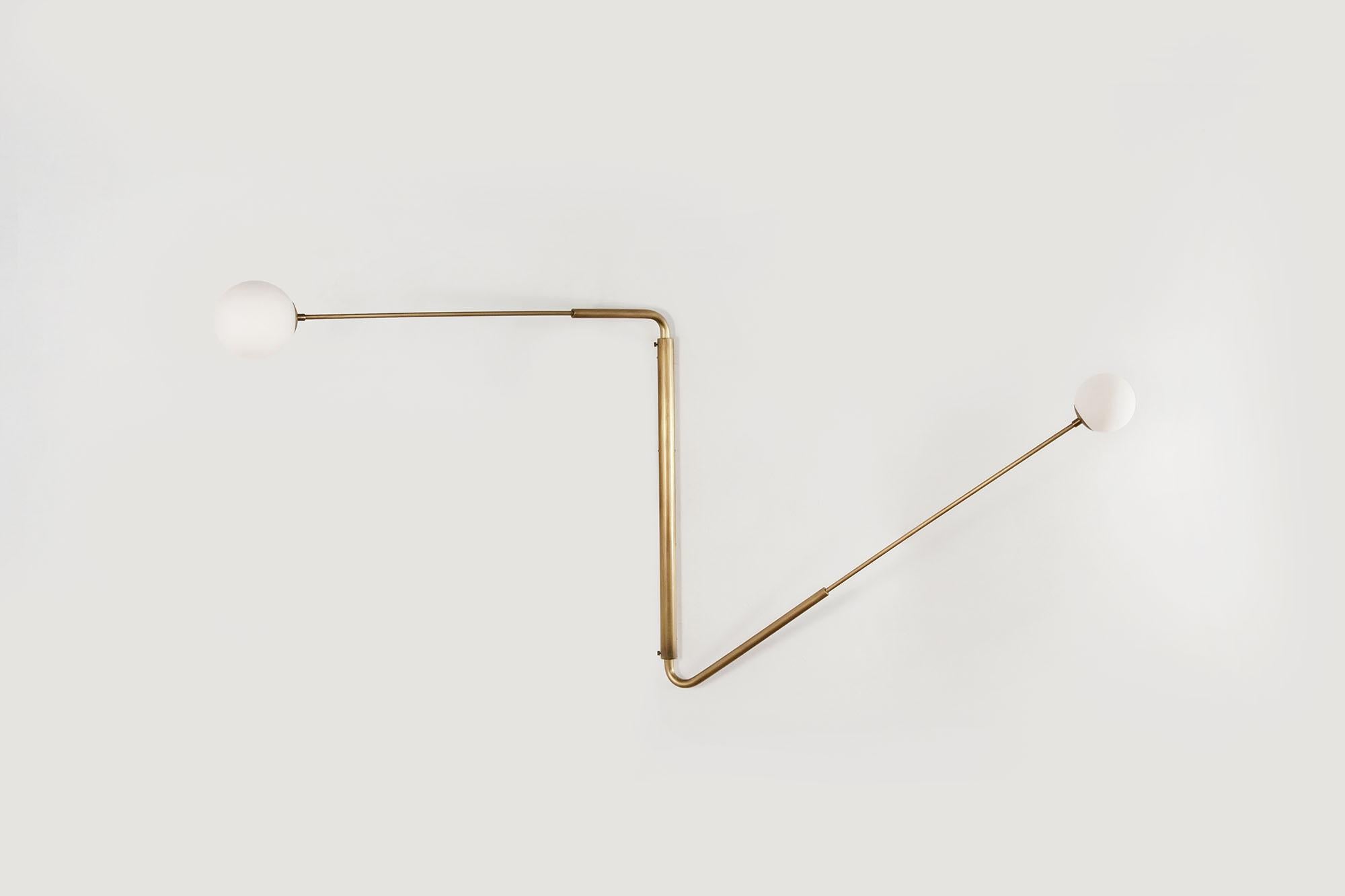 Aplique contemporáneo de latón envejecido, Flutter One by Paul Matter Indio en venta