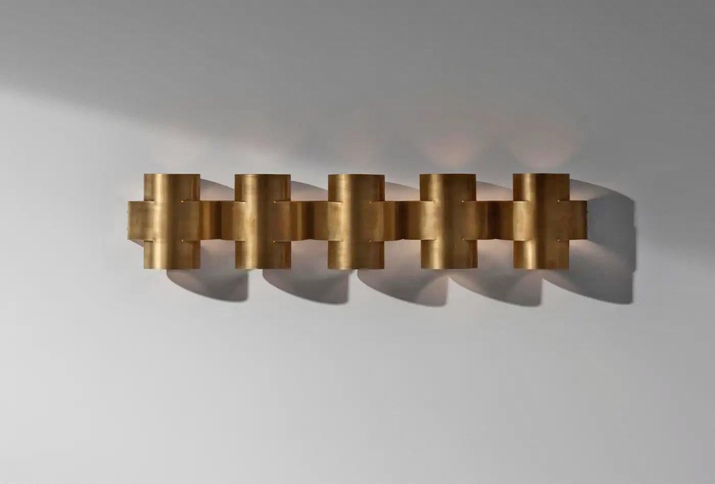 Indiano Lampada da parete contemporanea in ottone invecchiato, Plus Five di Paul Matter in vendita