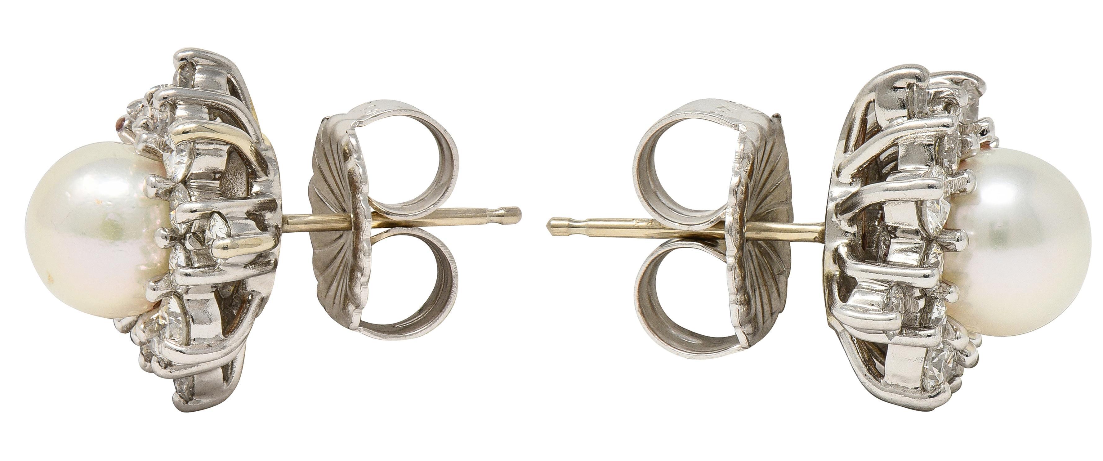 Zeitgenössische Akoya Perlen Diamant 14 Karat Weißgold Cluster Burst Ohrstecker (Rundschliff) im Angebot