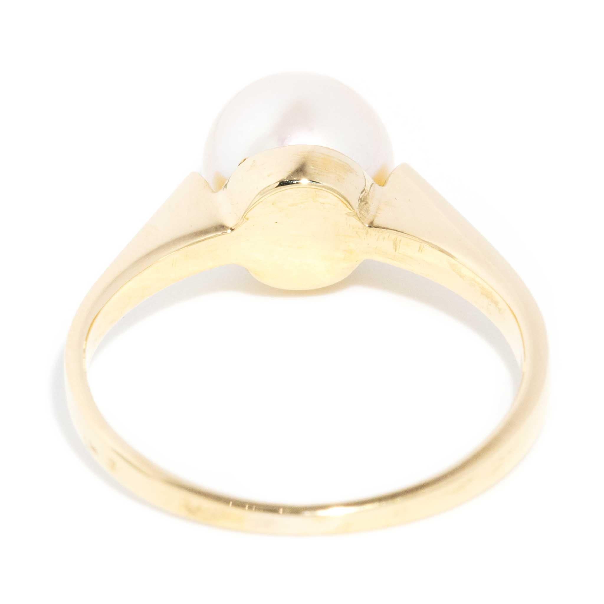 Round Cut Contemporary Akoya Pearl Solitaire Ring 18 Carat Yellow Gold For Sale