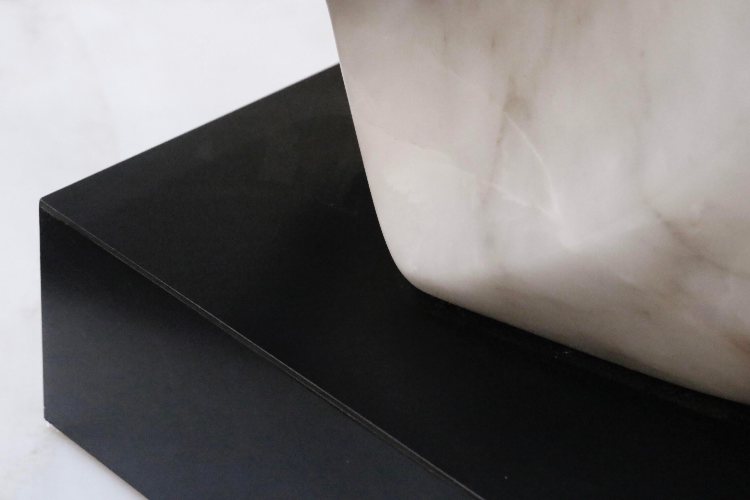 Scultura contemporanea in alabastro in vendita 1