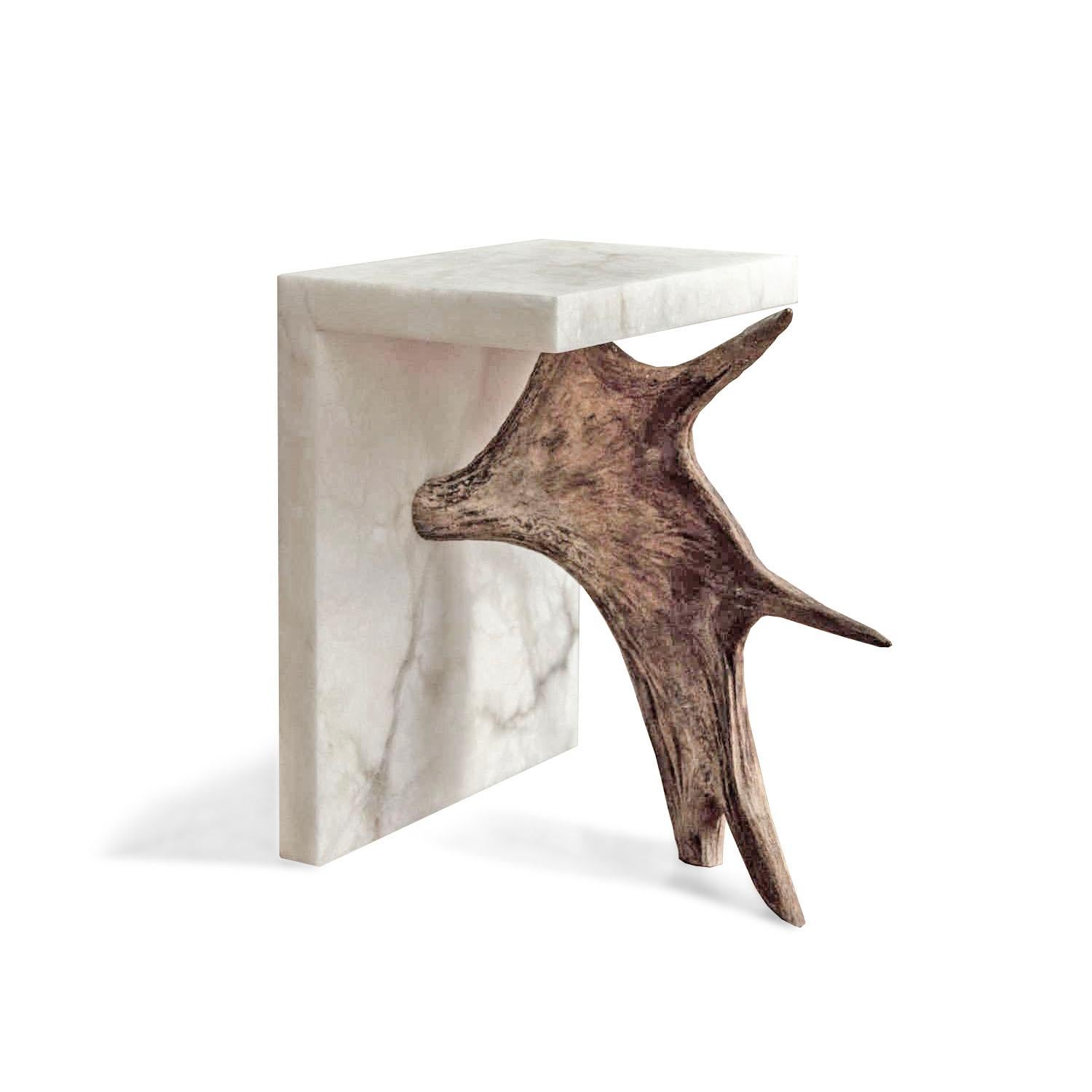 Stag T Hocker / Beistelltisch von Rick Owens
Abmessungen: L 55 x B 30 x H 44 cm
MATERIALIEN: Alabaster, Elchgeweih
Gewicht: 20 kg

Jedes Stück ist ein Unikat und kann abweichen, so wie der Elch aus Geweih einzigartig ist.

Rick Owens ist ein in