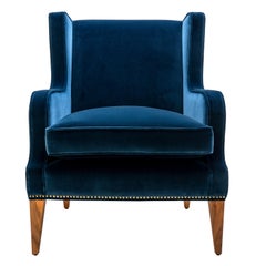 Chaise longue contemporaine Alae en velours avec clous décoratifs et pieds en noyer