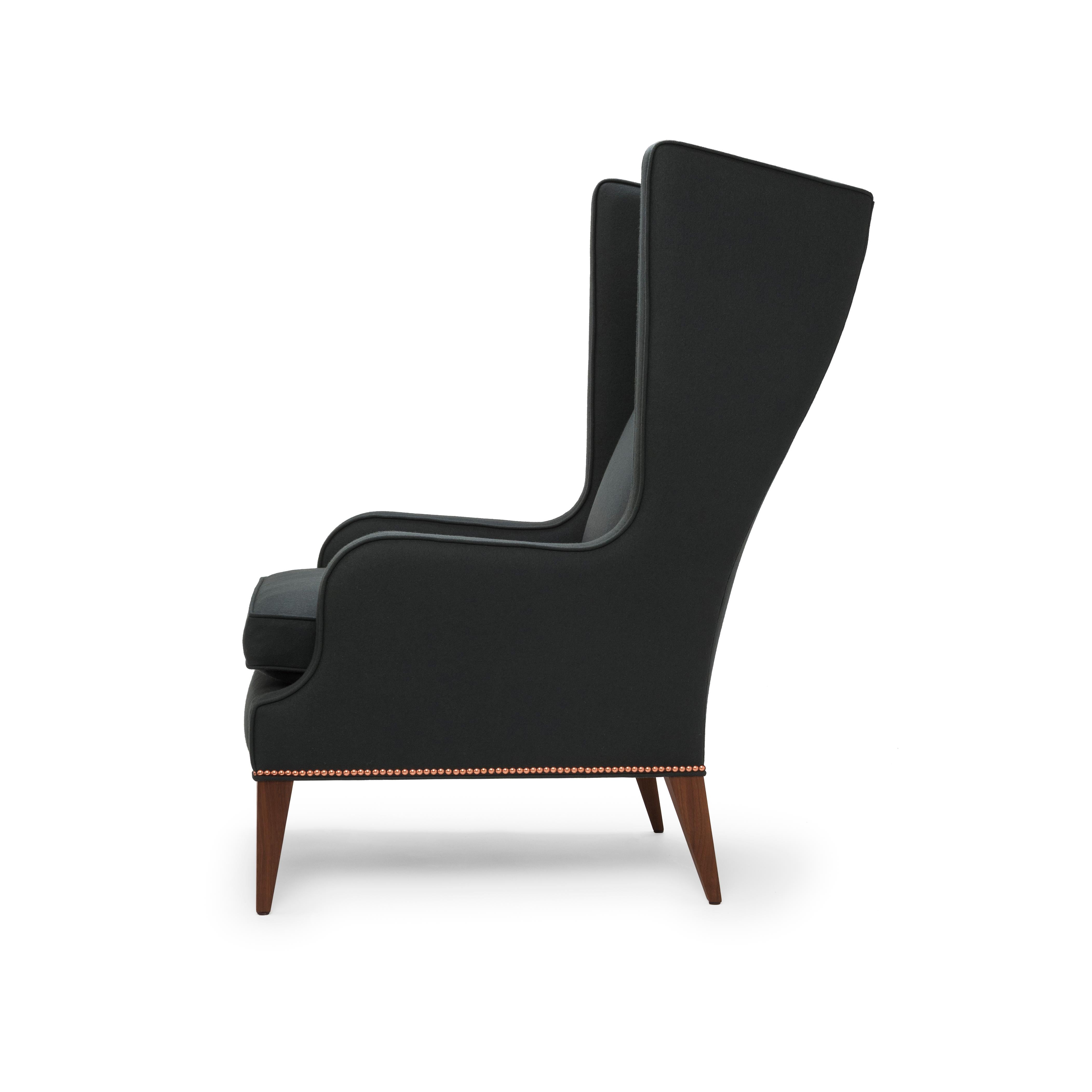 Alae è disponibile come sedia ad ala o lounge e presenta linee scultoree ed eleganti. La seduta è perfettamente ammorbidita da un lussuoso cuscino avvolto in piuma e piumino. La sedia Alae Wing Chair qui raffigurata è rivestita in lana Melton