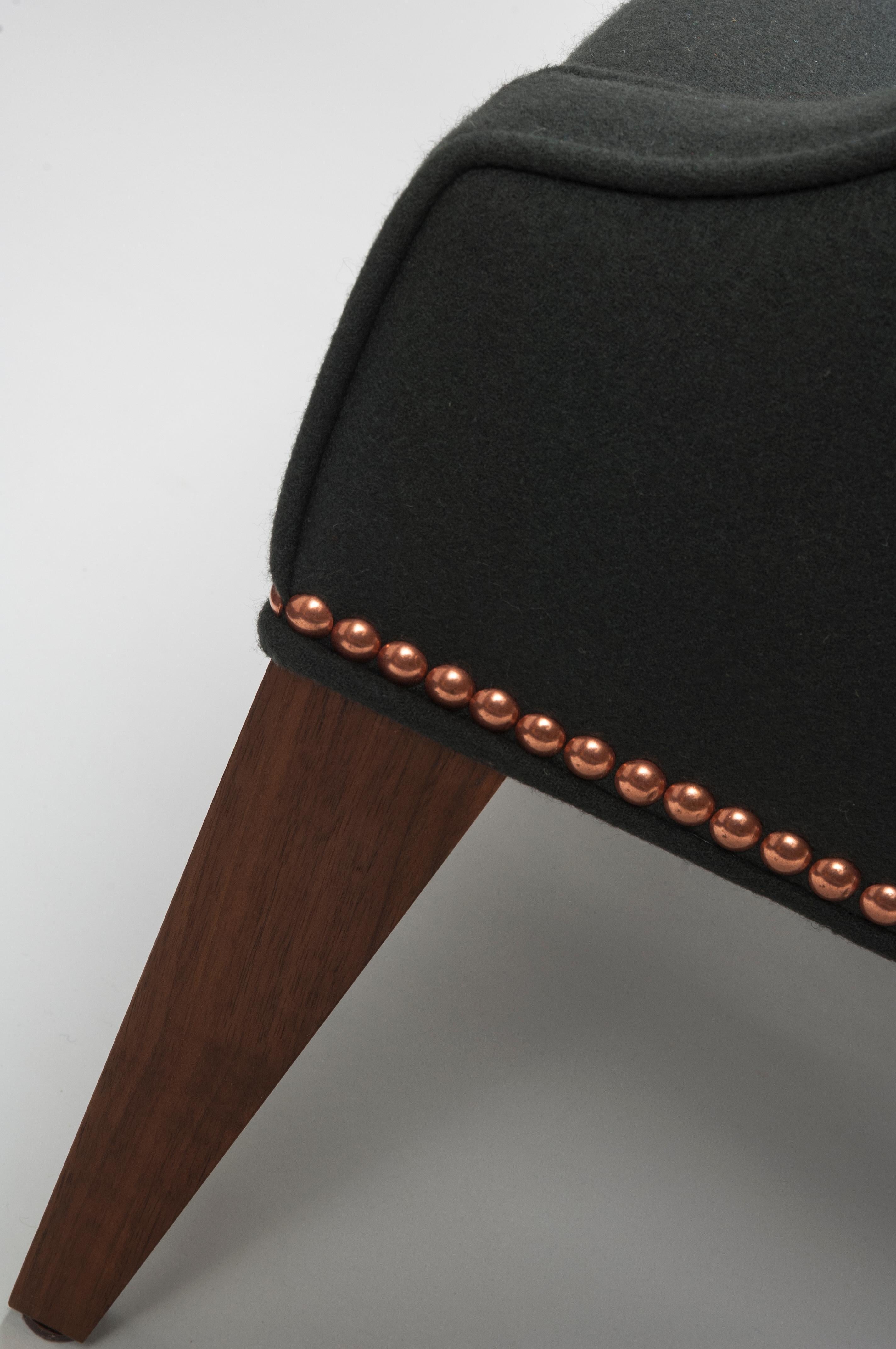 Ebanizzato Sedia Alae contemporanea in lana color antracite con chiodi in rame e gambe in noce in vendita