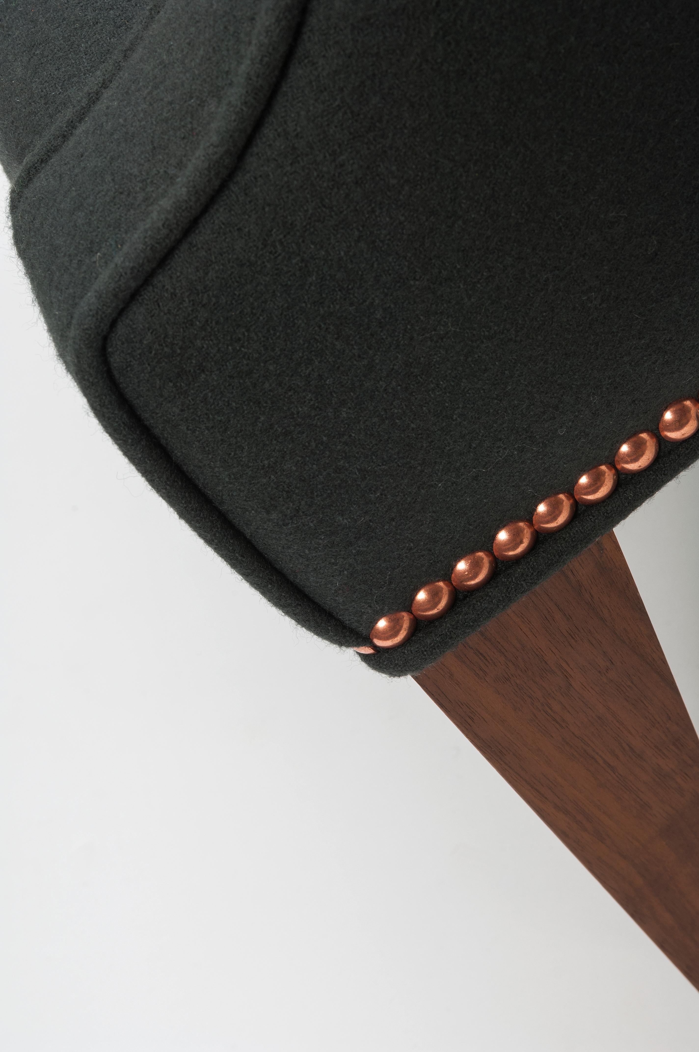 Sedia Alae contemporanea in lana color antracite con chiodi in rame e gambe in noce In condizioni Nuovo in vendita a Trowbridge, Wiltshire