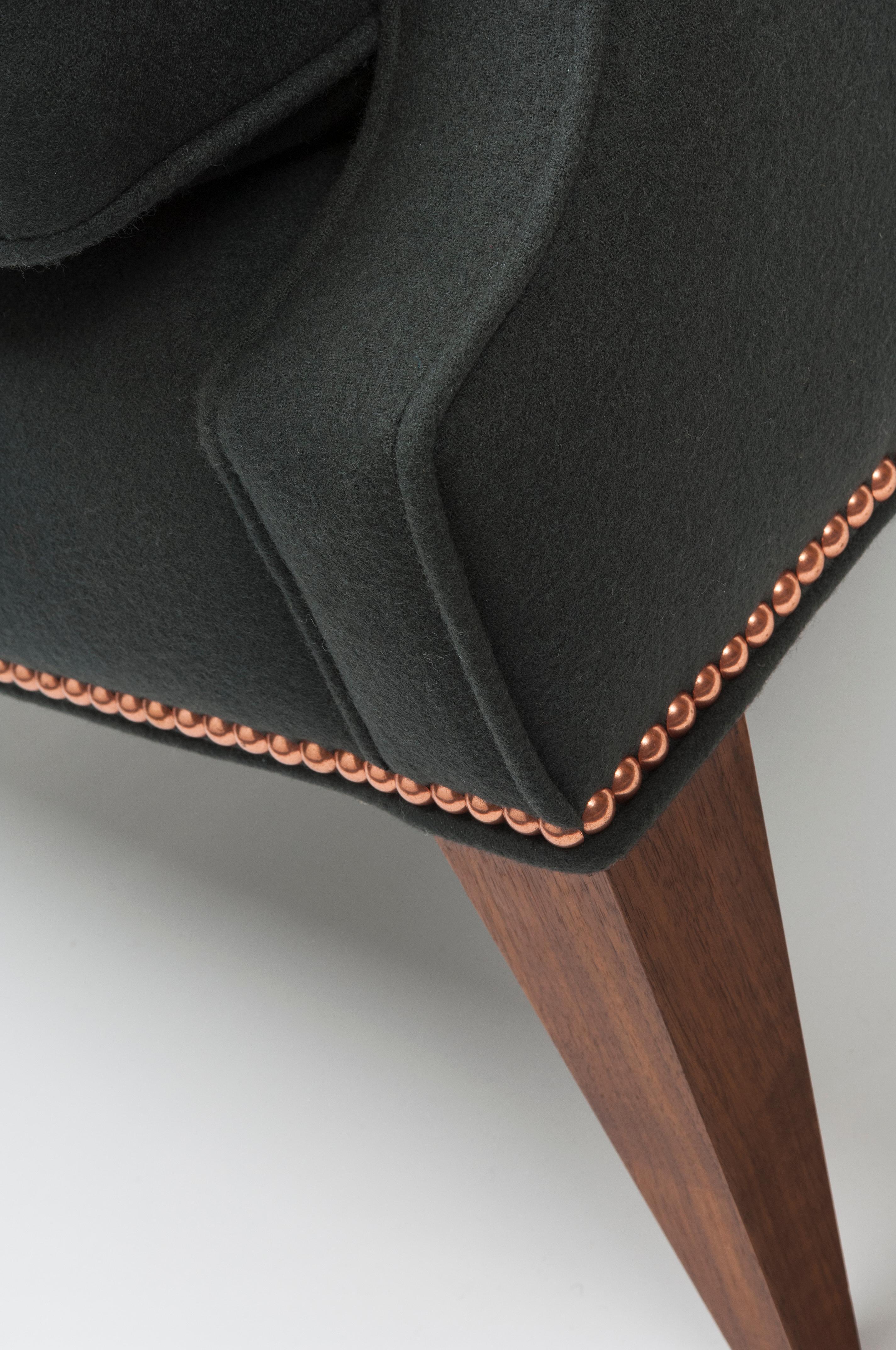 XXI secolo e contemporaneo Sedia Alae contemporanea in lana color antracite con chiodi in rame e gambe in noce in vendita