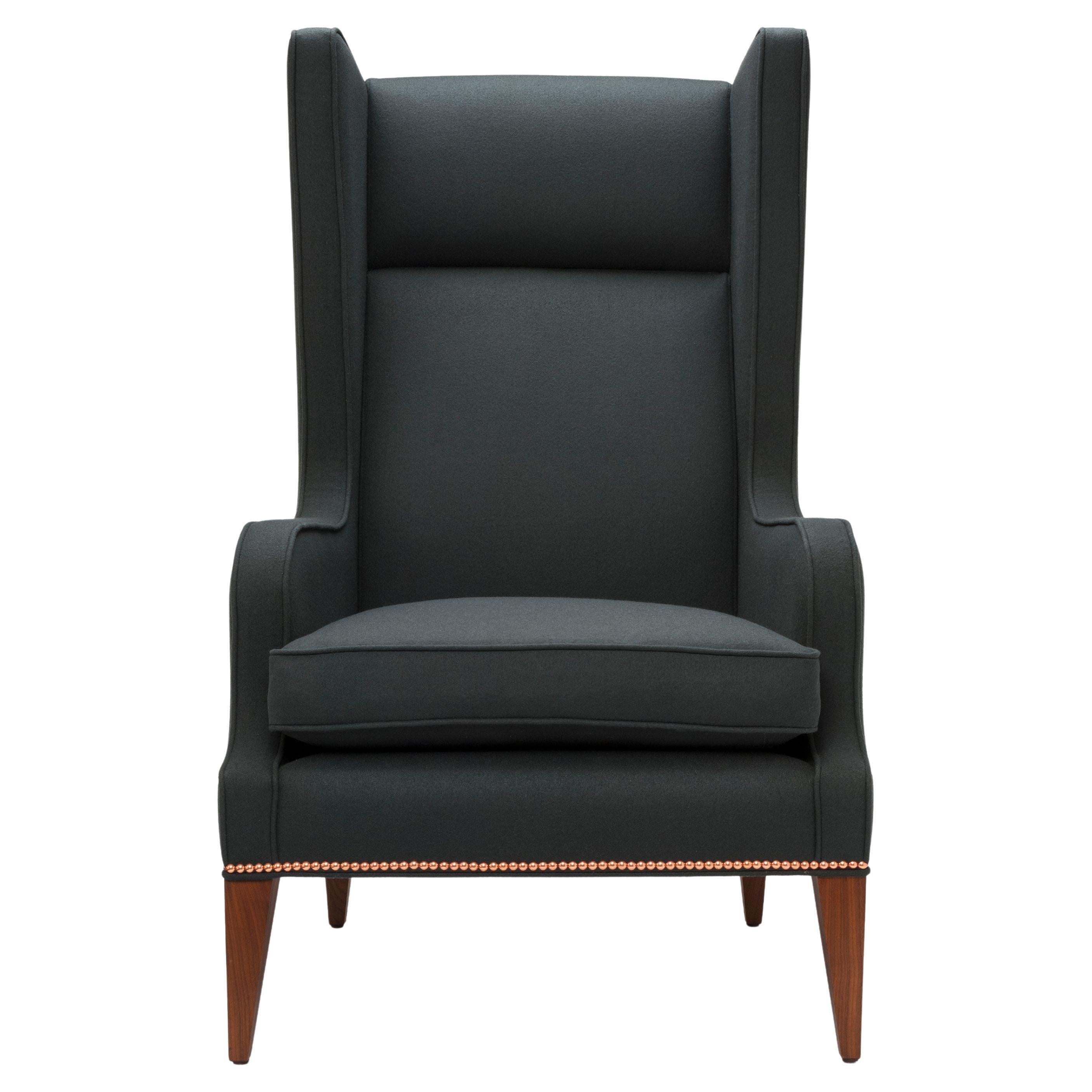 Sedia Alae contemporanea in lana color antracite con chiodi in rame e gambe in noce in vendita