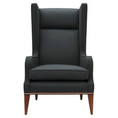 Sedia Alae contemporanea in lana color antracite con chiodi in rame e gambe in noce Sedia Alae contemporanea in lana color antracite con chiodi in rame e gambe in noce