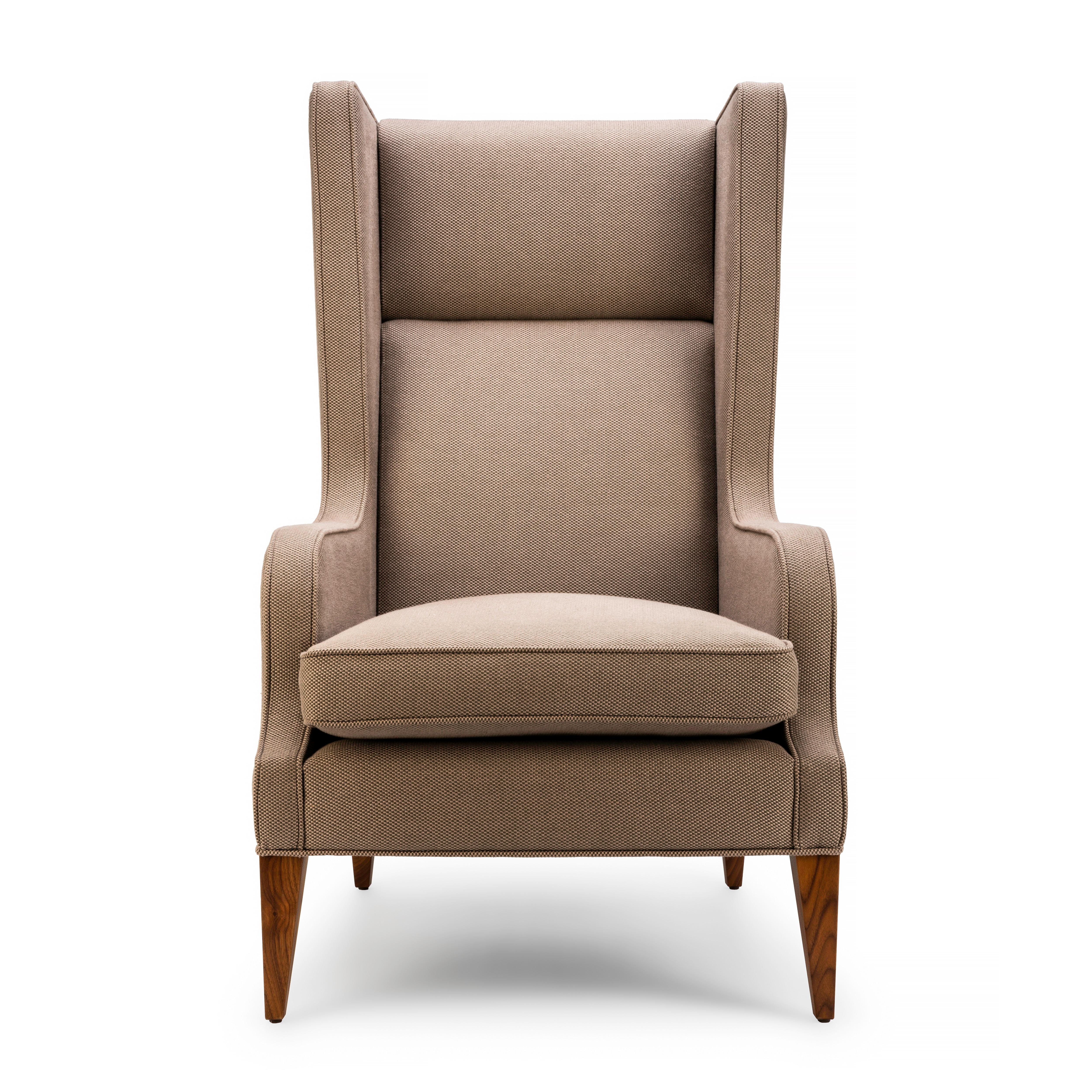 L'Alae est disponible en version Wing ou Lounge Chair et présente des lignes épurées et sculpturales. L'assise est parfaitement adoucie par un luxueux coussin enveloppé de plumes et de duvet. Le fauteuil Alae Wing Chair présenté ici est tapissé en