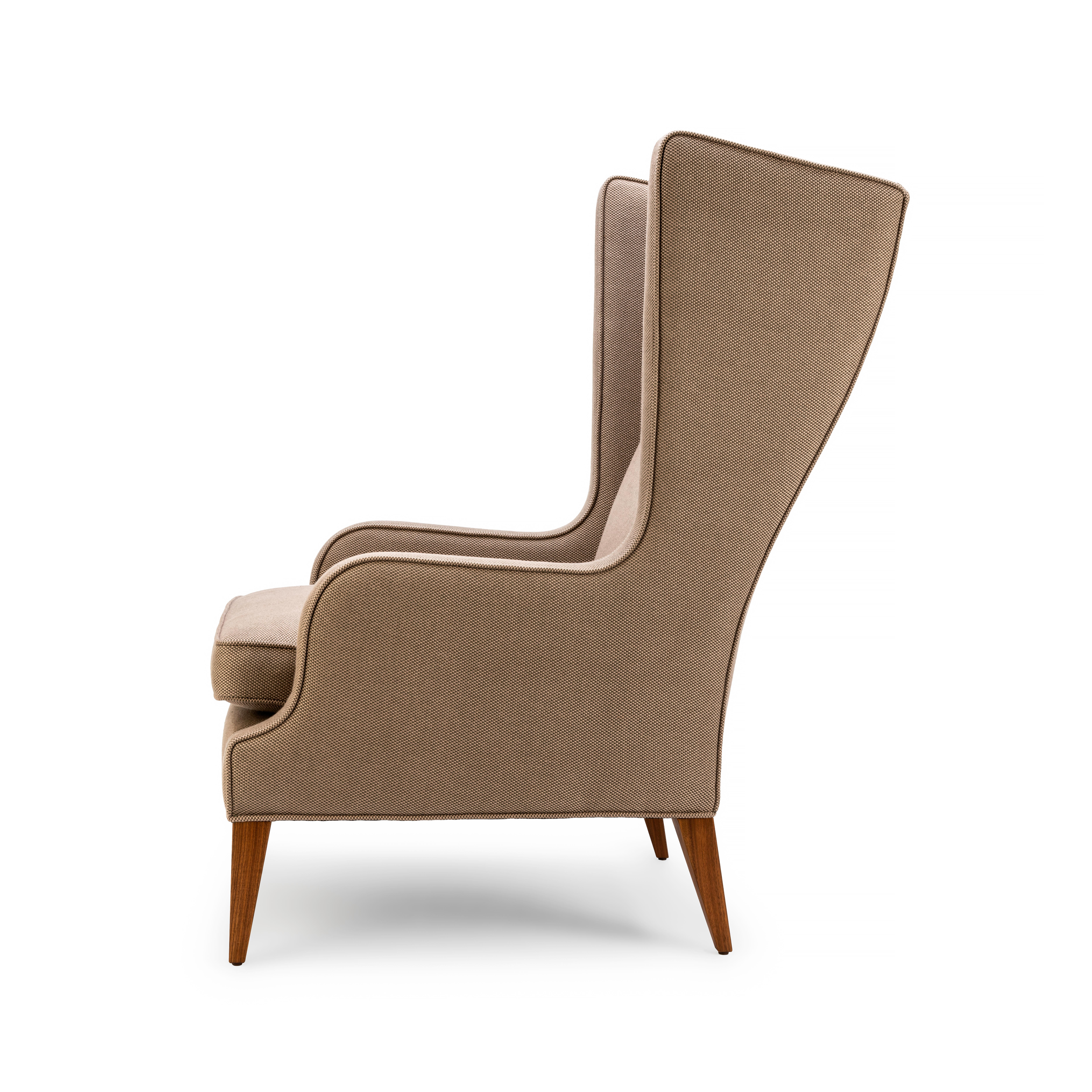 Moderne Fauteuil Wing Contemporary Alae en tissu Fox Linton Panama avec pieds en noyer en vente